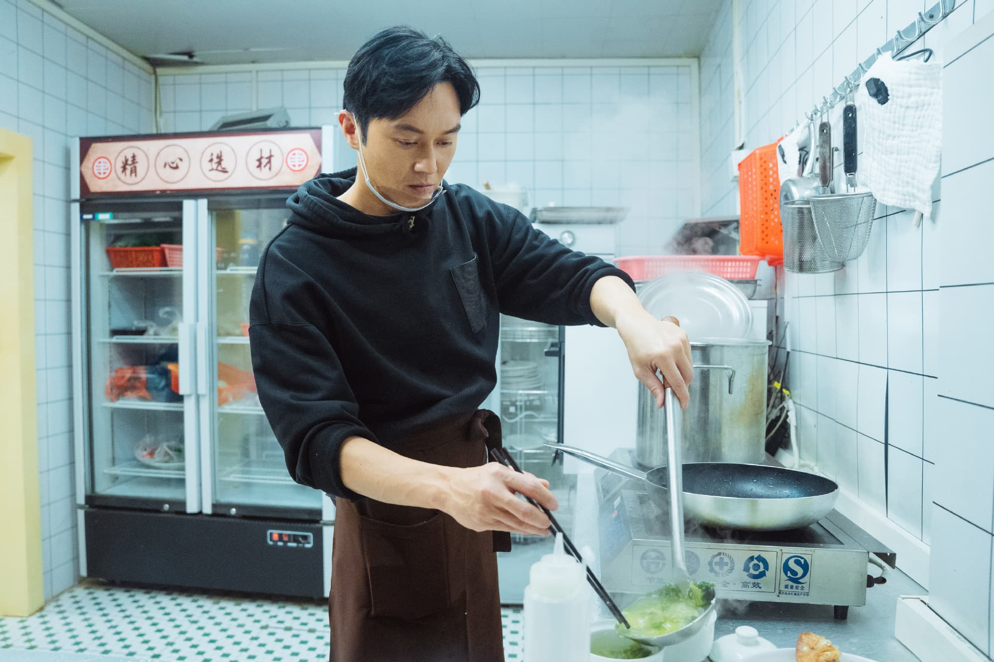 中國《披荊斬棘的哥哥》人氣太夯,電視台為他們另開團綜《大灣仔的夜》,張智霖還得下廚。(大灣仔的夜官博)