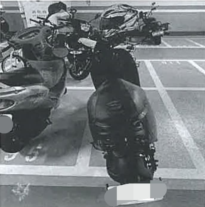 戴妻不滿曾姓夫妻老是把機車停歪,貼紙條提醒反遭提告求償50萬元。(翻攝司法院法學資料檢索系統)