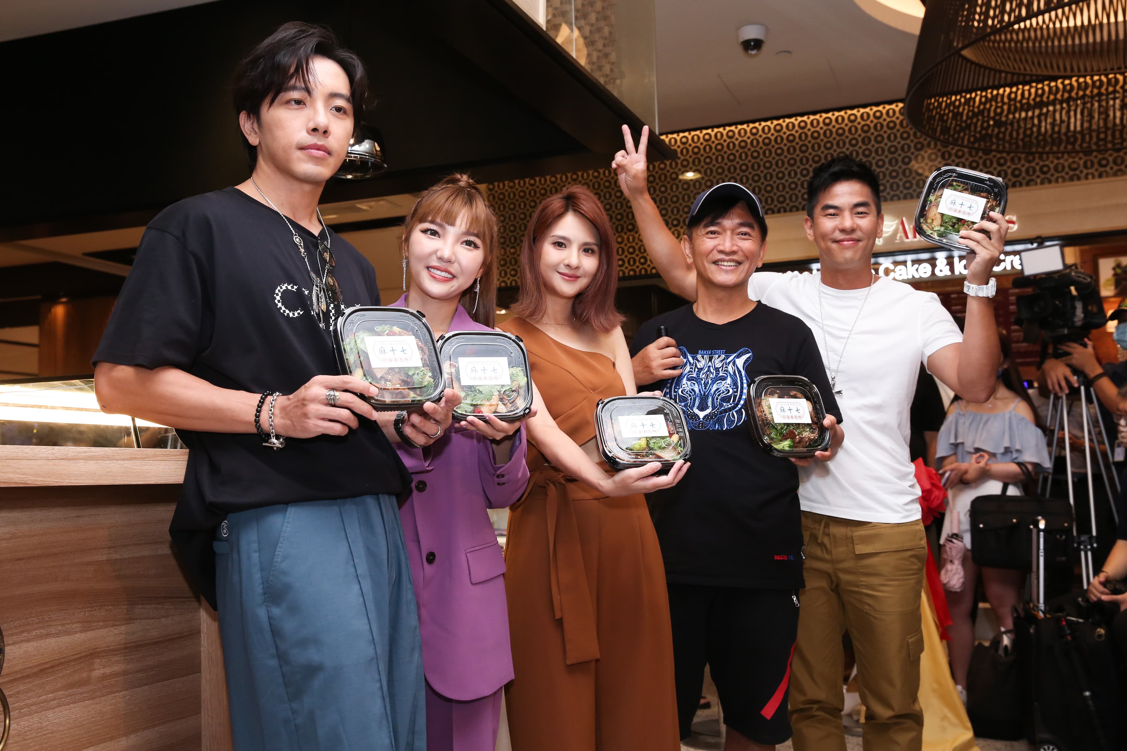 吳宗憲、坤達等人為郭靜的餐飲店開幕站台。