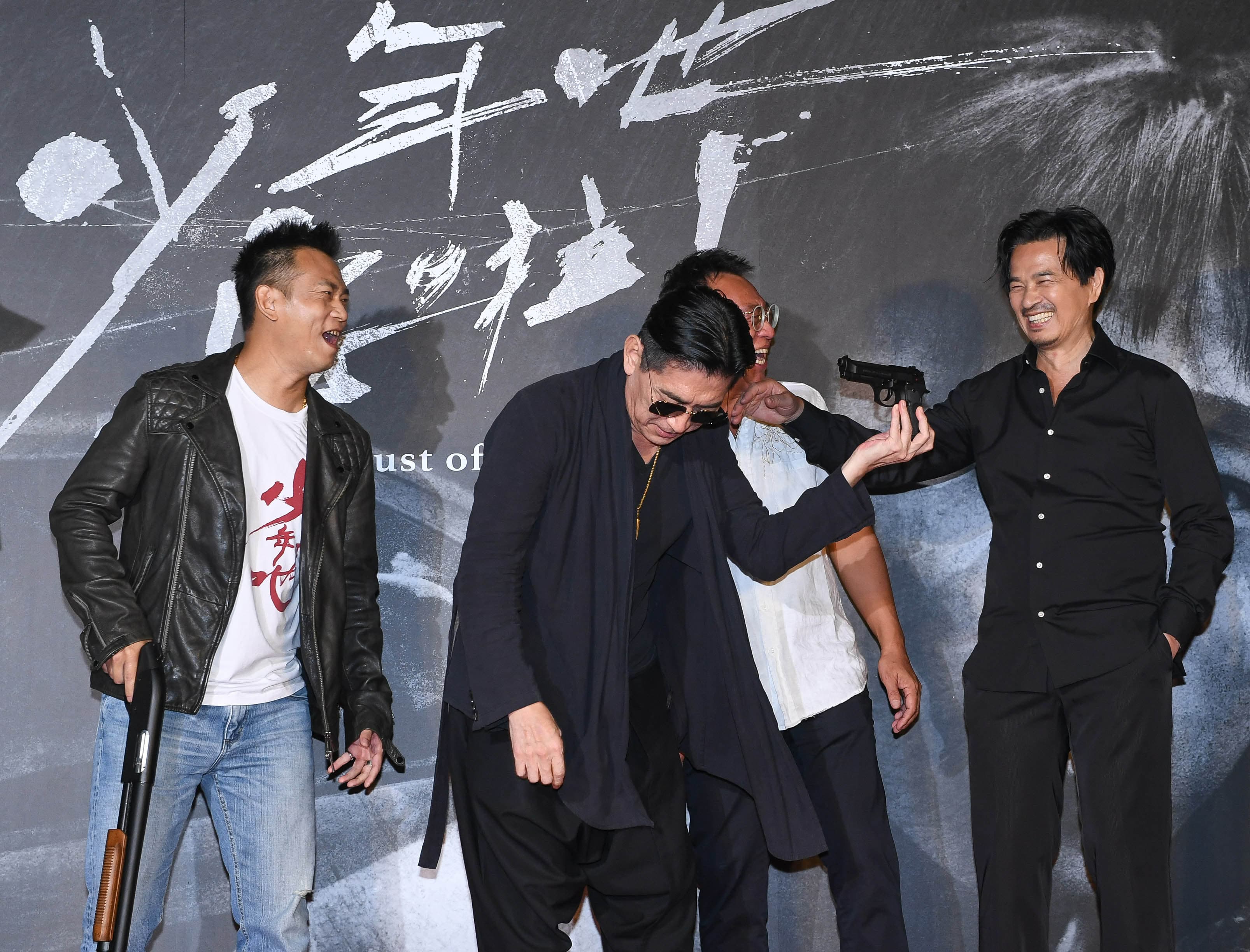 高捷當年在片中「爆頭」李興文,首映會上「賠罪」,變成李興文對著高捷的頭作勢開槍。(牽猴子提供)