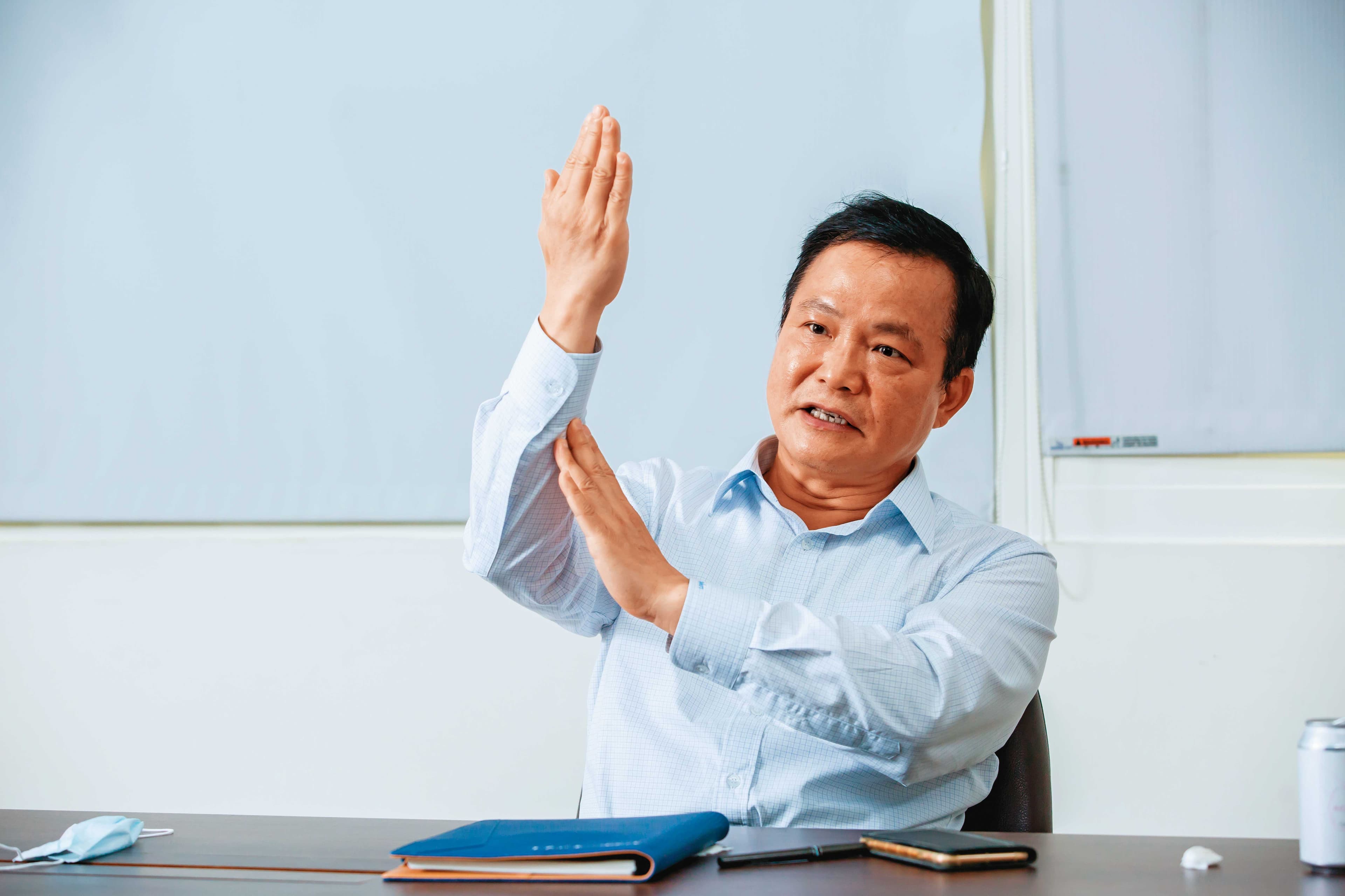 上緯淡出風場經營後,董事長蔡朝陽專注於風機葉片可回收材料開發,期能在產業大洗牌下勝出。