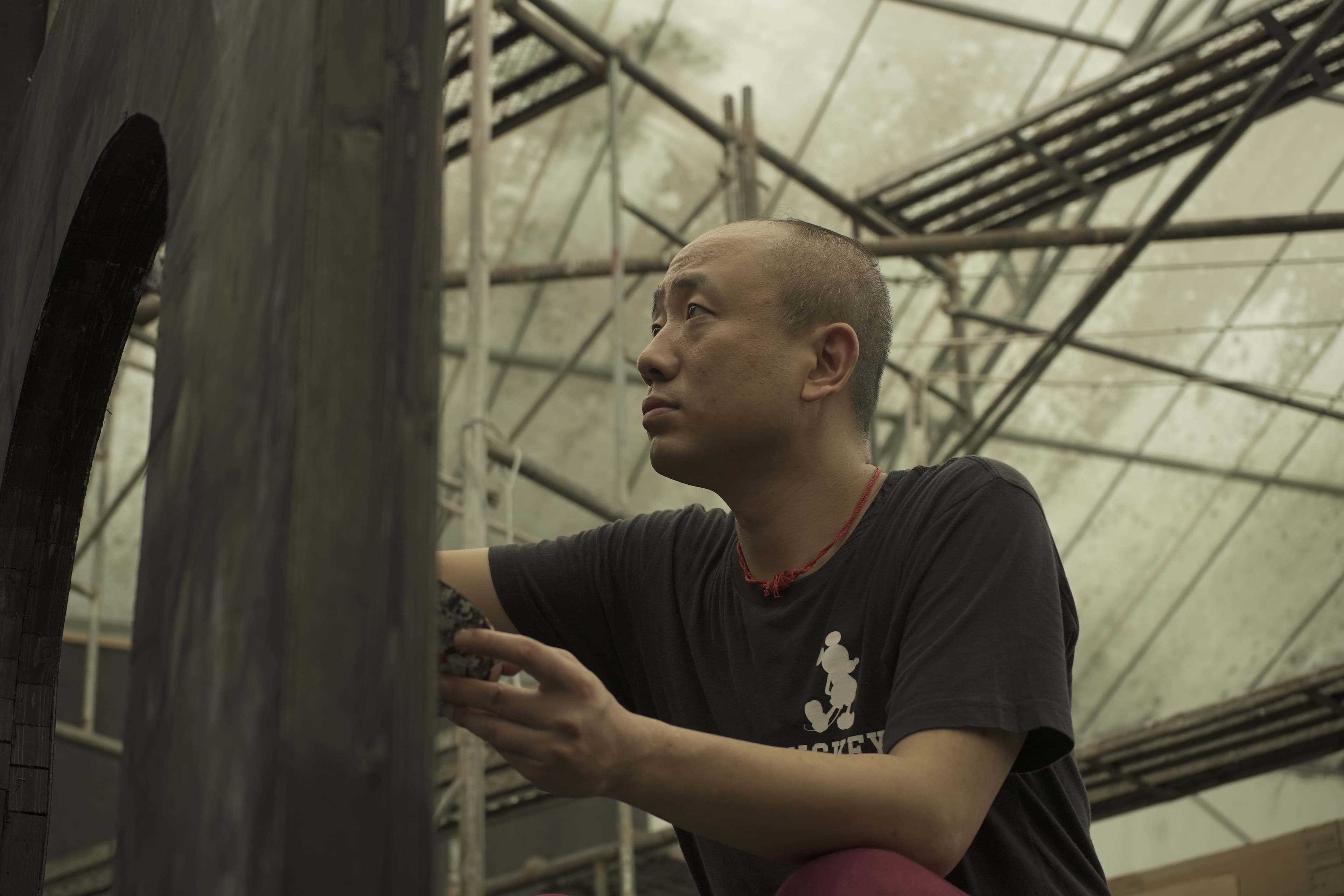 畫家出身的邱炯炯在自編自導的電影《椒麻堂會》中身兼藝術總監，參與布景繪製。（台北電影節提供）