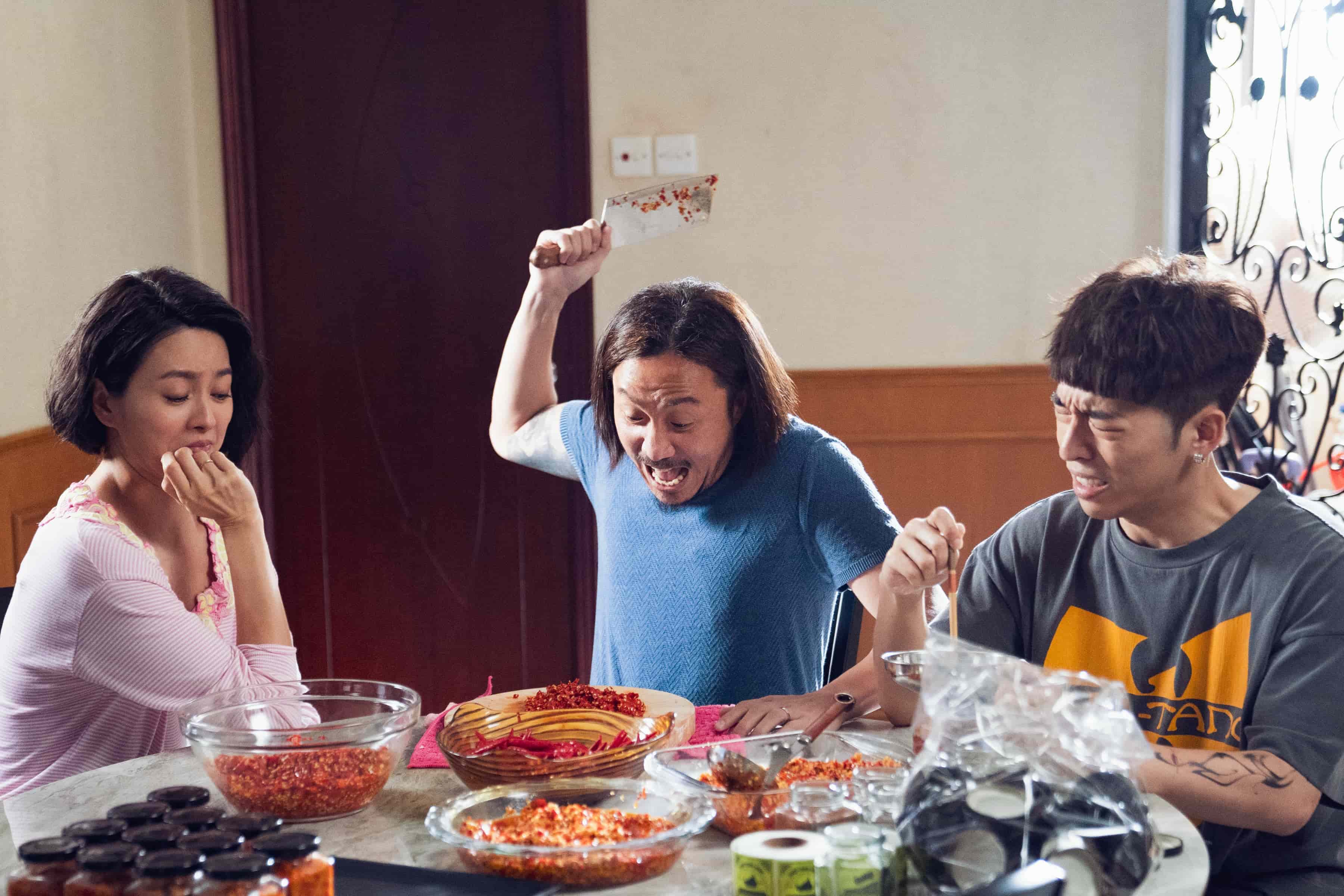 片中梁詠琪與鄭中基不停鬥嘴,原來正是導演鄭晉軒父母的日常。(甲上提供)