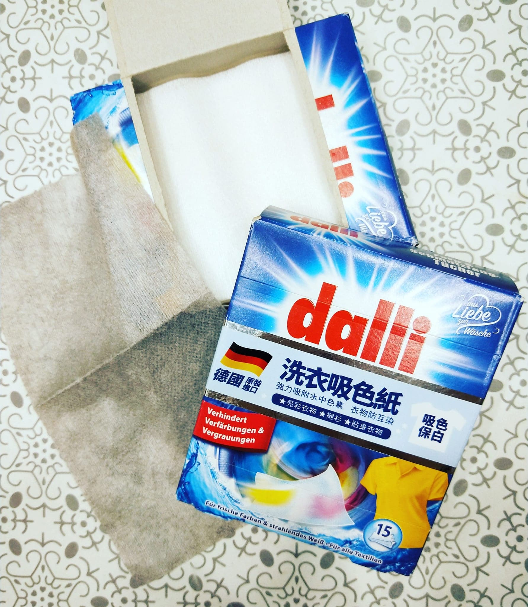 德國dalli神奇洗衣吸色紙,洗衣服時加入1片就有效果。(翻攝自我愛全聯-好物老實説)