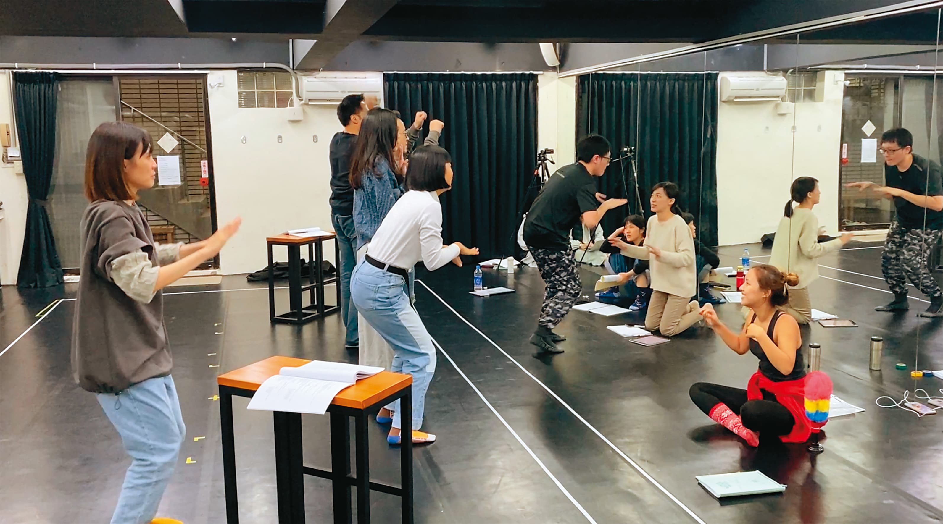 孫自怡(右一)將11位演員拆成不同組合,費時1個半月排練。(活性界面提供)