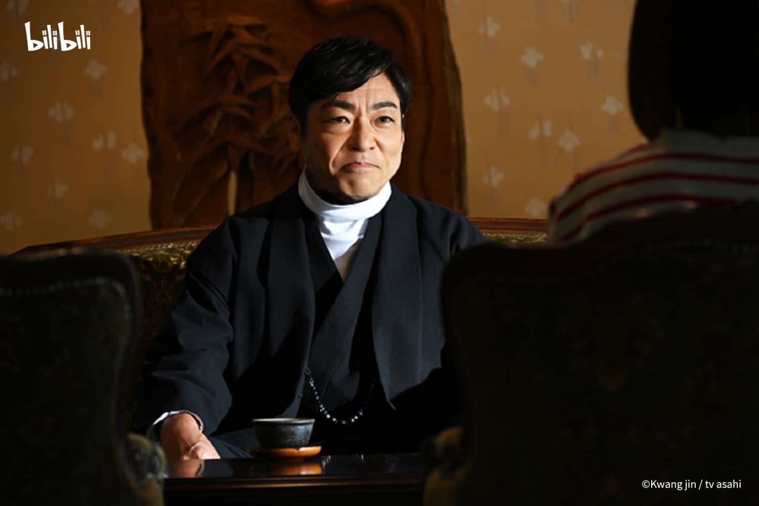 香川照之飾演與竹內涼真對立的飲食集團「長屋控股」會長長屋茂。(bilibili提供)