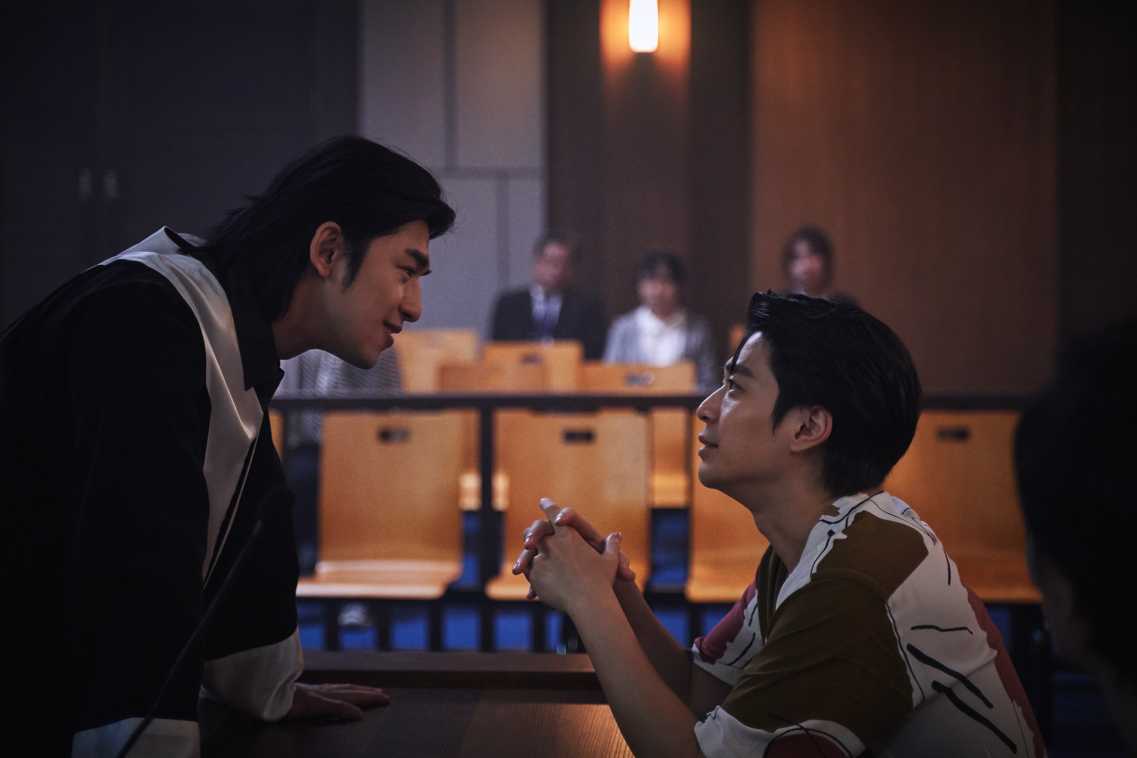 陳柏霖(左)在戲中和飾演好友的侯彥西(右)對簿公堂。(Disney+提供)
