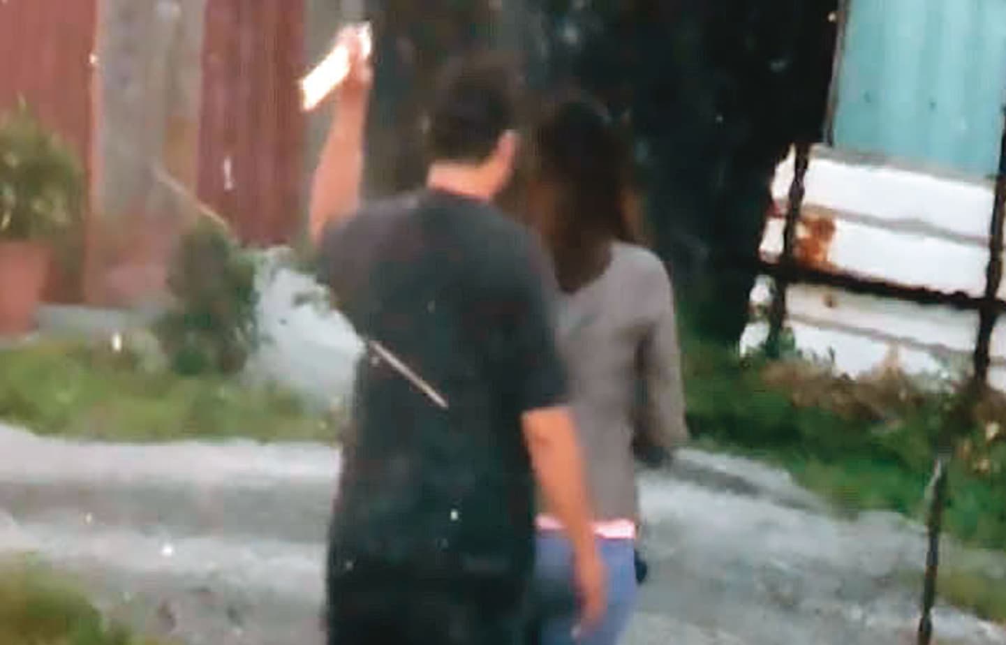 禹建忠的犯罪手法都是持木棒重擊女子後腦,再搶奪被害人的財物。圖為模擬犯案畫面。(東森新聞提供)
