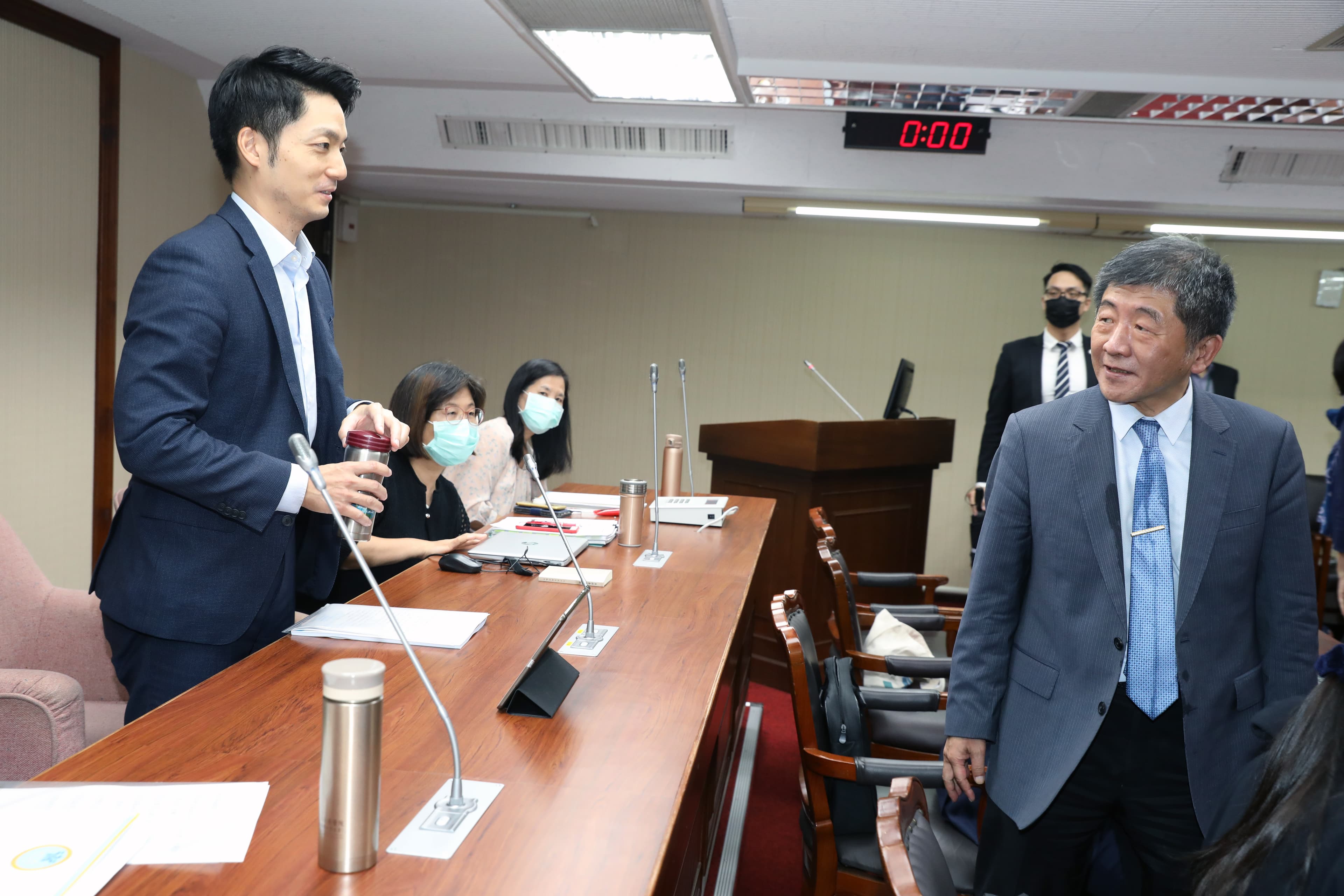 國民黨派出立委蔣萬安（左）參選台北市長，民進黨則確定由衛福部長陳時中（右）迎戰。（本刊資料照）