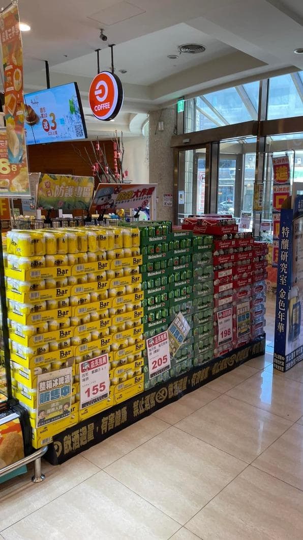 超市內的啤酒、可樂10箱為一疊堆得非常高。(翻攝自臉書社團「我愛全聯-好物老實說」)