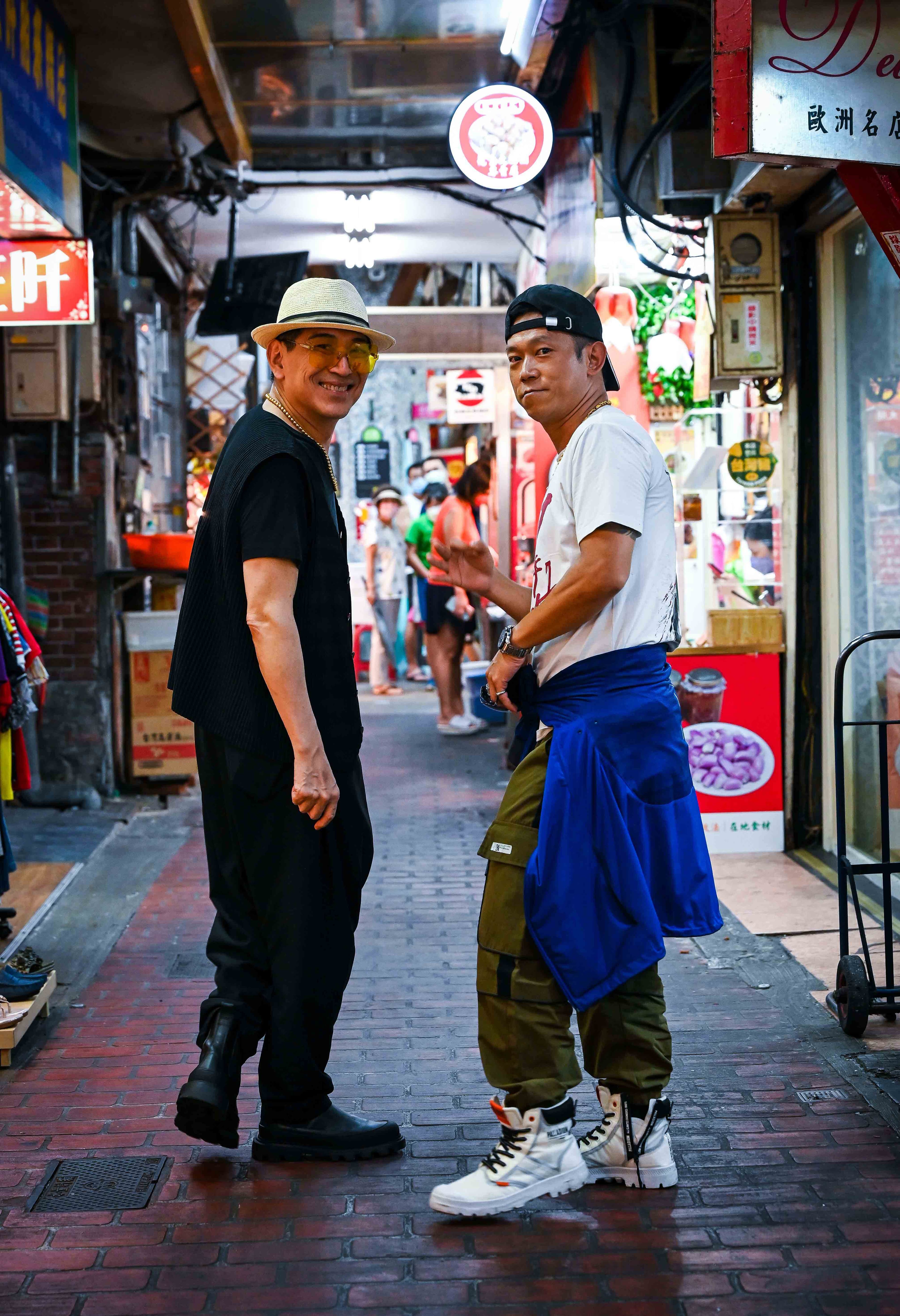 高捷、顏正國與致敬《少年吔,安啦!》的台中塗鴉牆合影。(牽猴子提供)