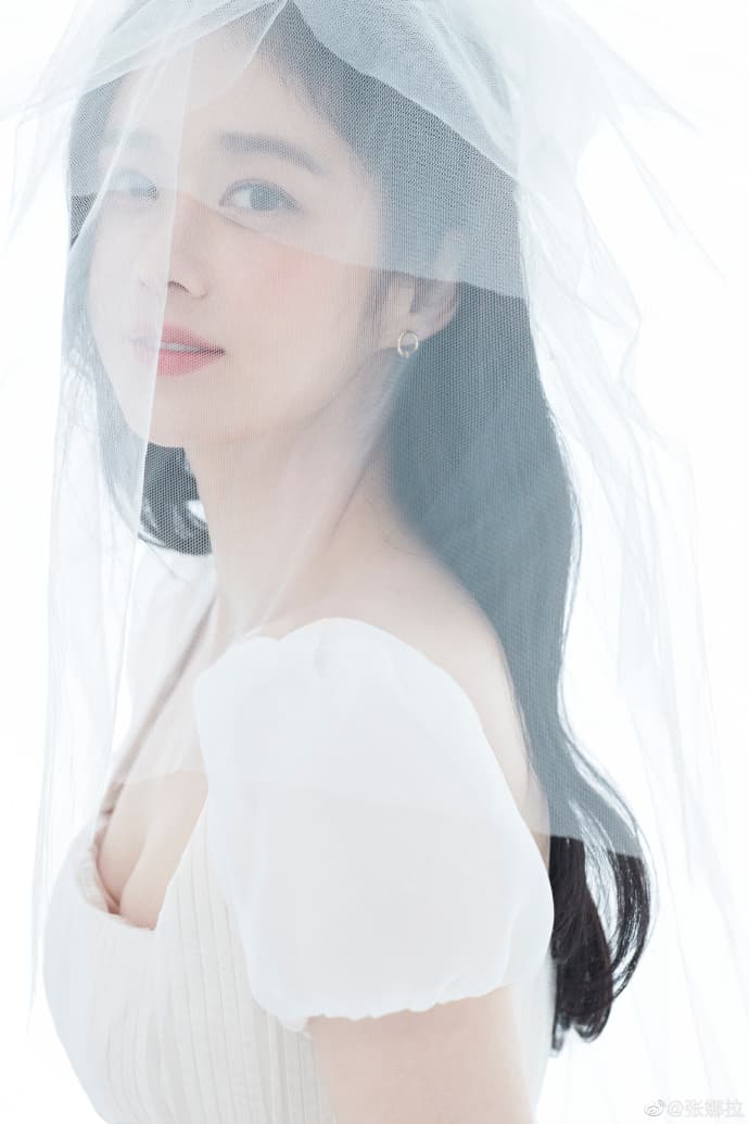 張娜拉上月底舉行婚禮,在微博大方曬出美麗的婚紗照。(翻攝張娜拉微博)