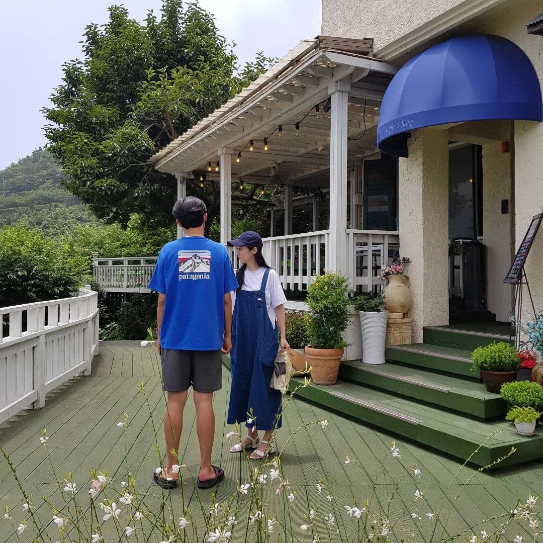 張娜拉(右)的老公貼心幫她調整自拍角度,張娜拉露出甜笑。(翻攝coffee and day IG)