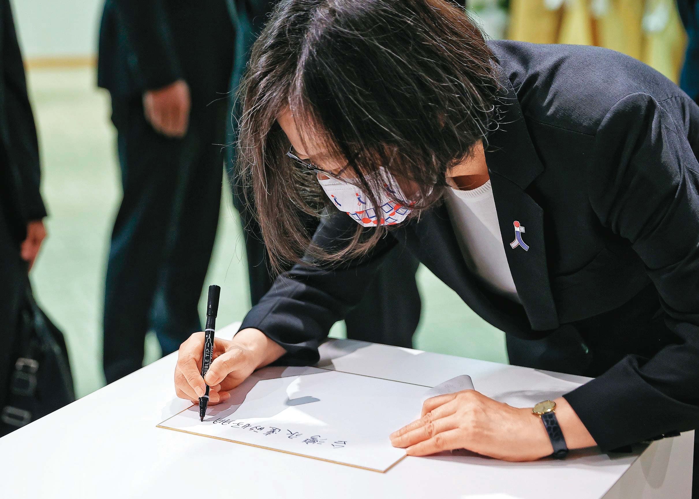 安倍逝世,總統蔡英文到日台交流協會所設的會場簽名弔唁。(總統府提供)