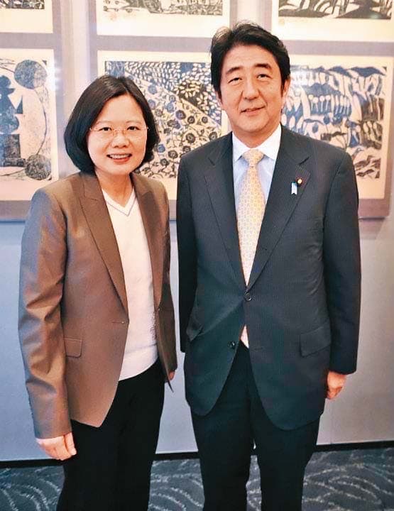 圖為2011年蔡英文擔任民進黨主席時,率團訪問日本,安倍晉三親自來飯店與蔡主席會晤,留下珍貴合影。(翻攝蔡英文臉書)
