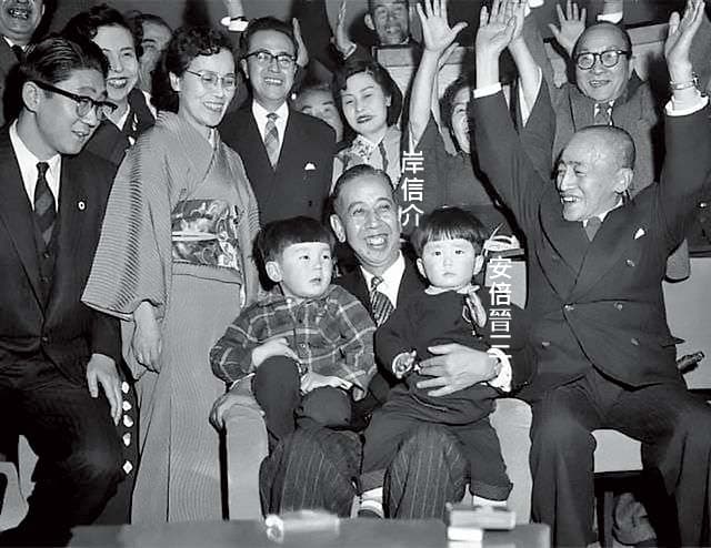 安倍從小受外祖父岸信介疼愛,還曾透露他會騎在外祖父背上玩騎馬打仗。(翻攝臉書)