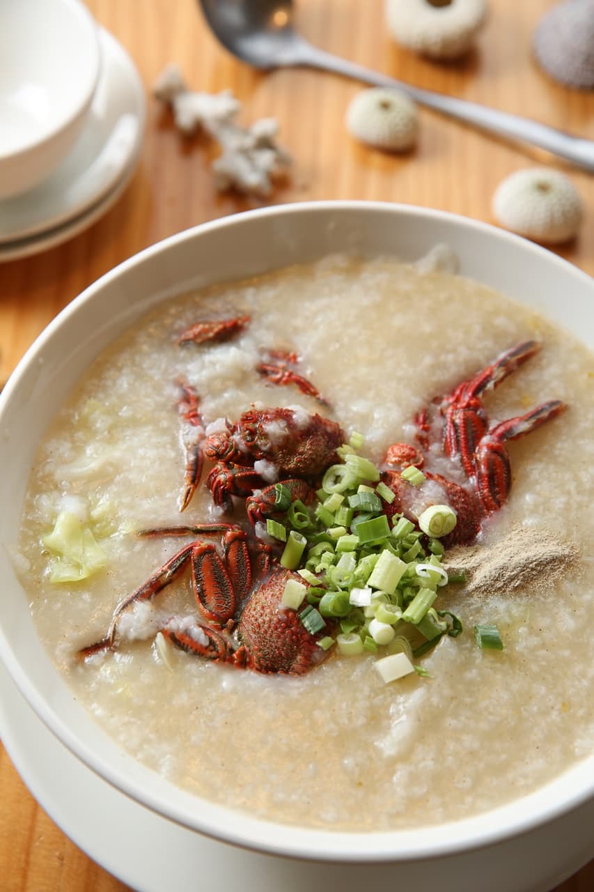 「白底蟹粥」重點在岩蟹熬出的鮮甜湯底而非肉，當真是「呷氣味」的時鮮。（280元／碗）