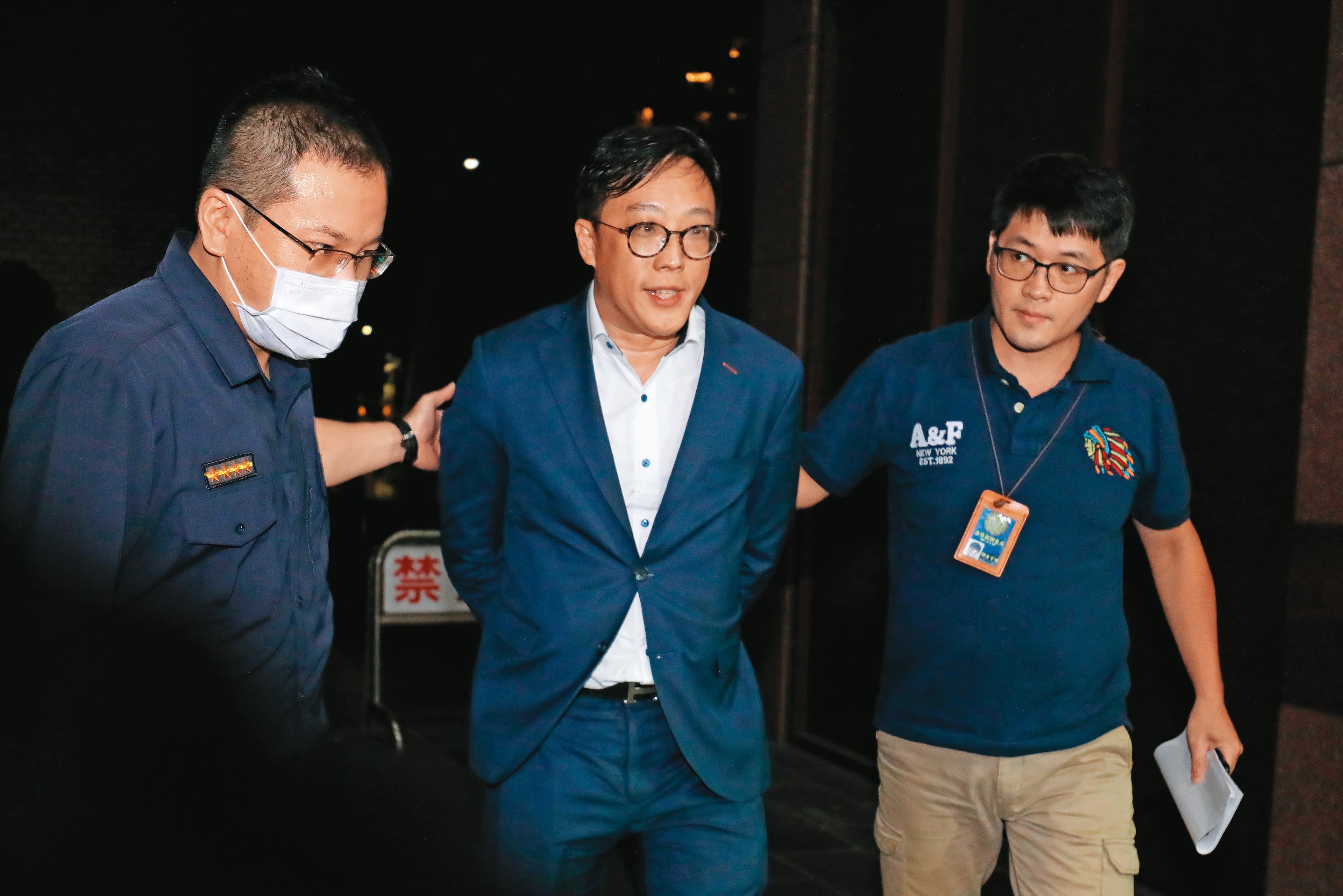 前趨勢民調公司總經理吳世昌(中)被控替徐永明索賄,曾狠批檢方羅織罪名,一審遭重判後再批司法已死。