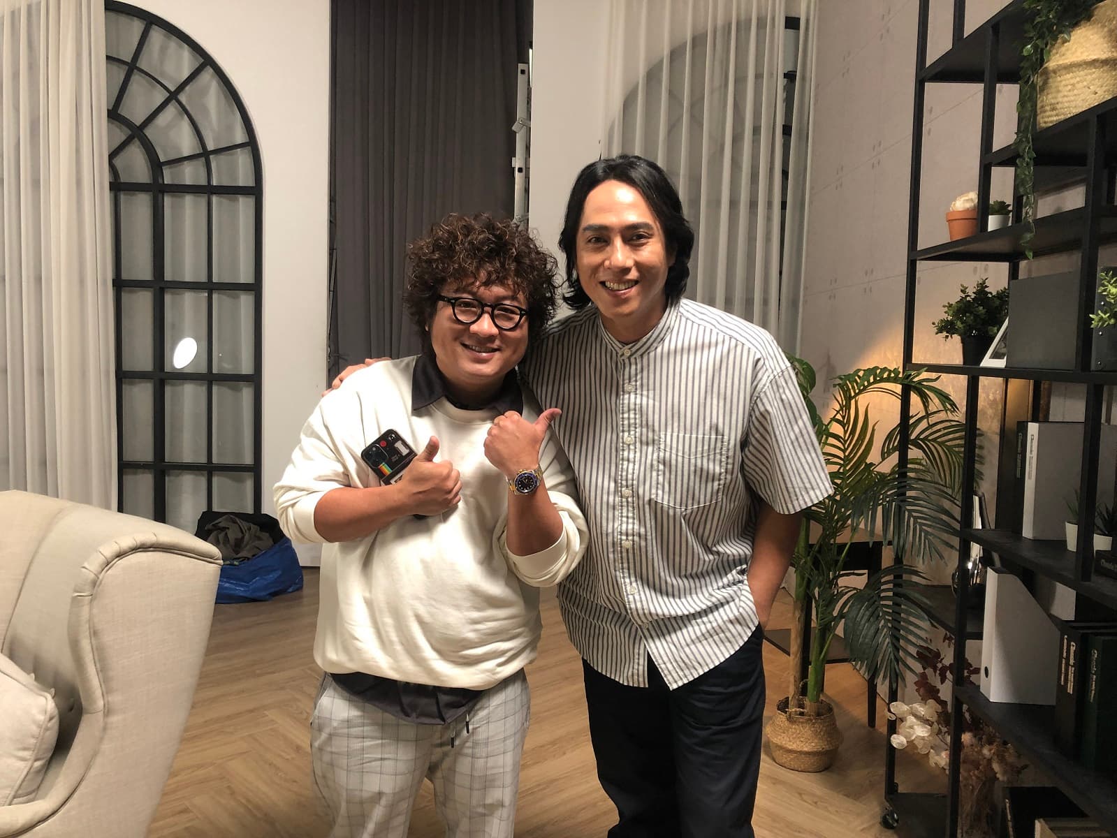 莊凱勛(右)上節目與納豆合影。(鏡新聞提供)