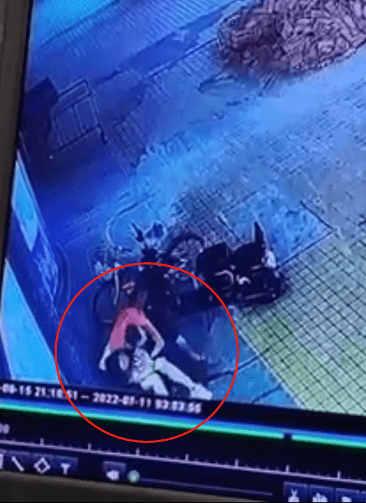 醉女被撿屍猥褻,驚聲尖叫。(翻自微博)