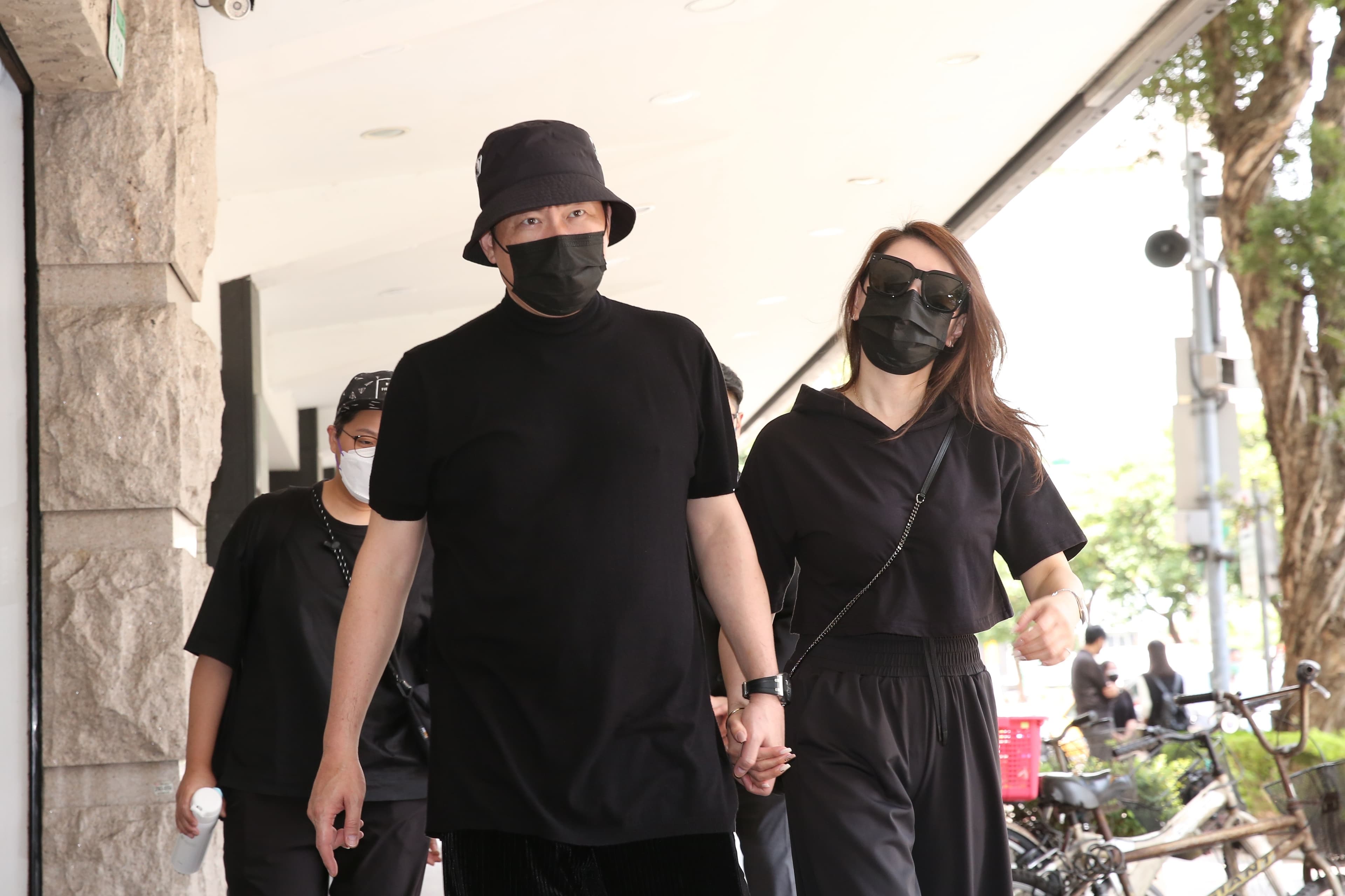 曾國城跟老婆到場致哀,不捨朱俐靜早逝。