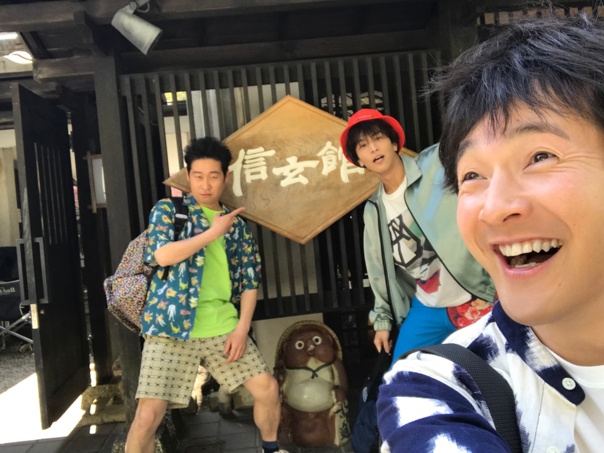 岩田剛典(右二)在片中是溫泉同好會的成員,大學畢業後也經常和好久走訪日本各地的溫泉勝地。(中影提供)