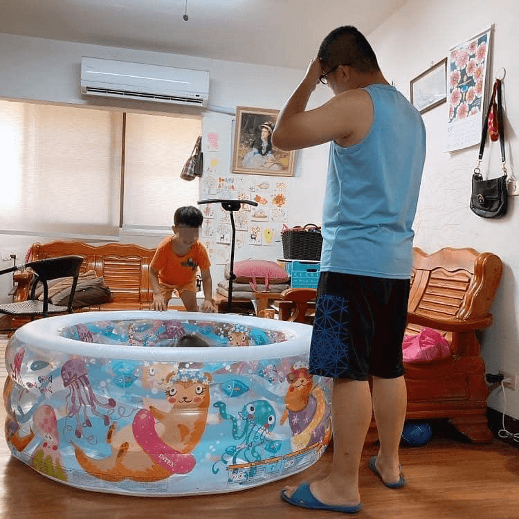 女網友的老公扶額思考,是否要將戲水池放在客廳。(翻攝「Costco好市多商品經驗老實說」)