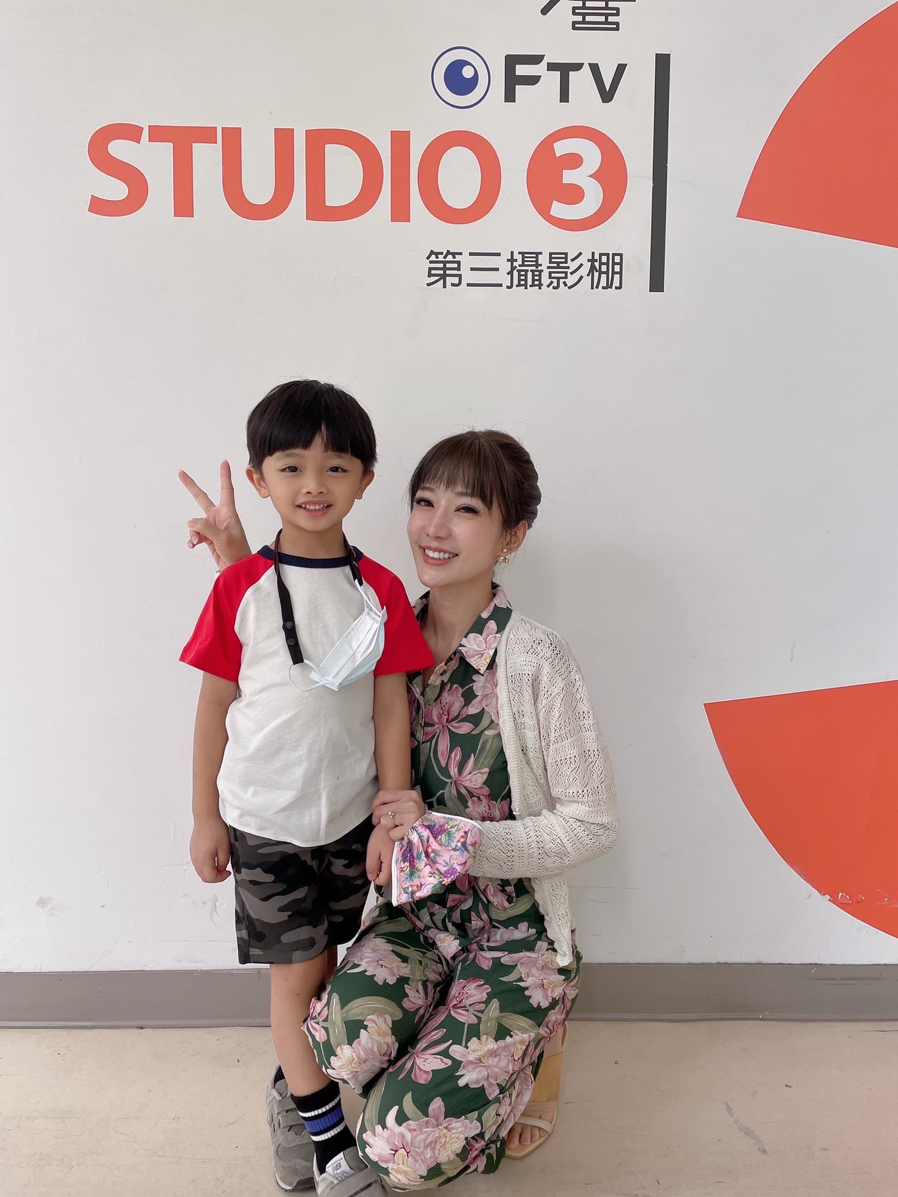 羅巧倫(右)表示《黃金歲月》劇中安排要罵小孩,同時內心很愧疚,只能等拍完再抱緊處理。(民視提供)