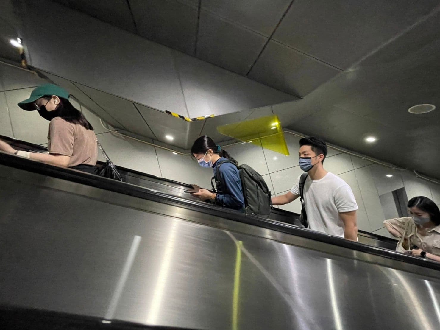 蔣萬安因司機確診告假,今天改搭捷運同勤,在車廂內忍不住「度估」。(翻攝自蔣萬安臉書)