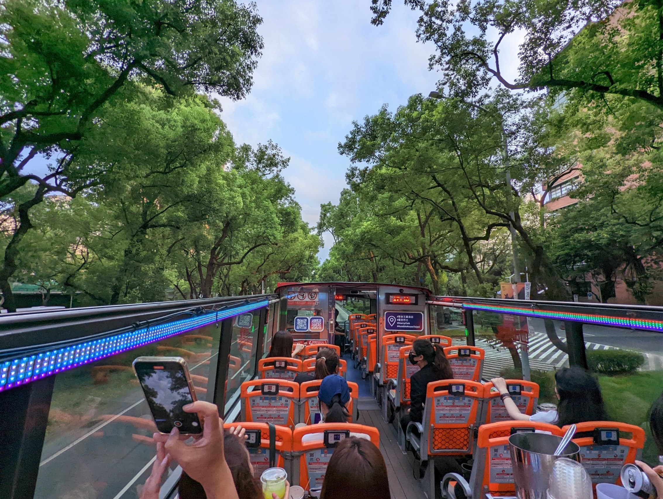 行經台北市的街道,有樹木綠意陪伴。