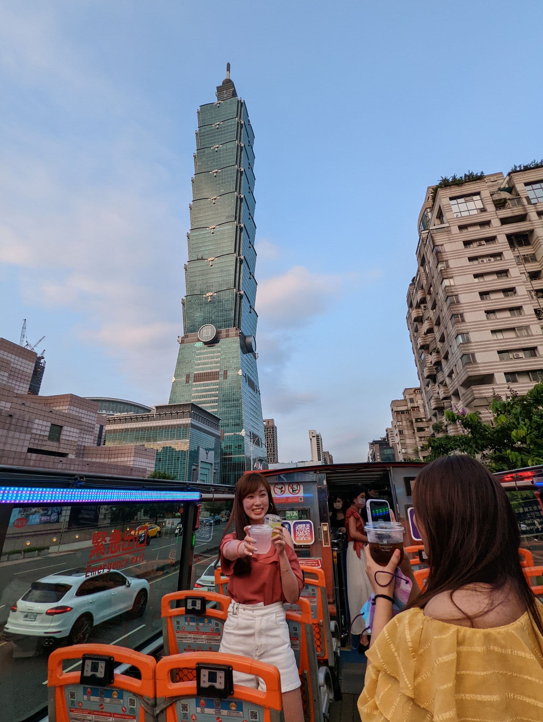 美景搭配酒類暢飲,氣氛歡樂。