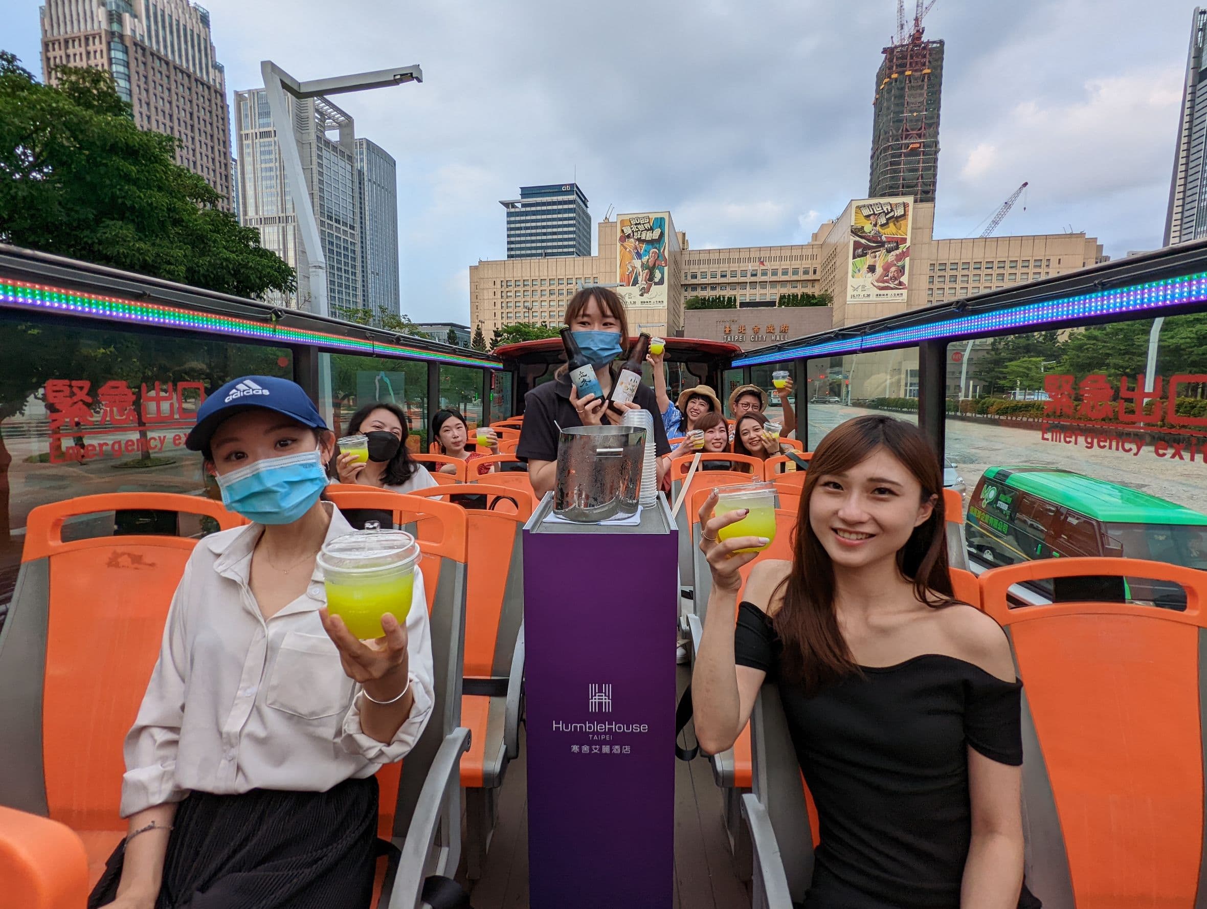 搭乘星空巴士讓台北夜生活變得很潮。