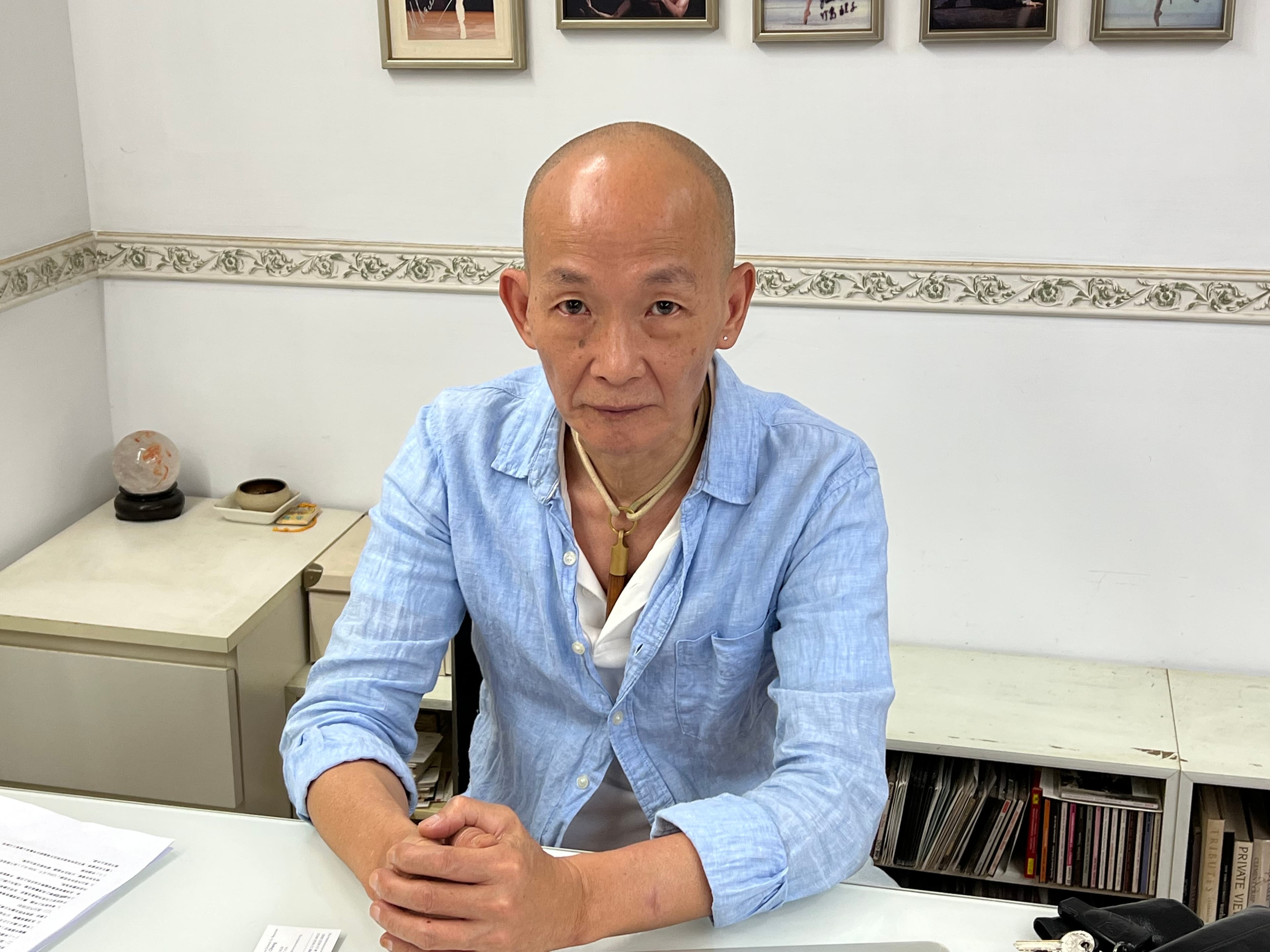 黑潮藝術負責人謝宗益像本刊投訴,國家兩廳院及藝術總監劉怡汝不當收租。