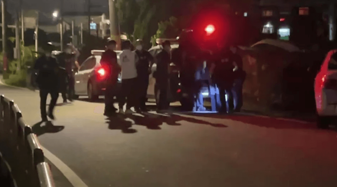 警方前往霧峰一處鐵皮屋攻堅,但人去樓空。(翻攝畫面)