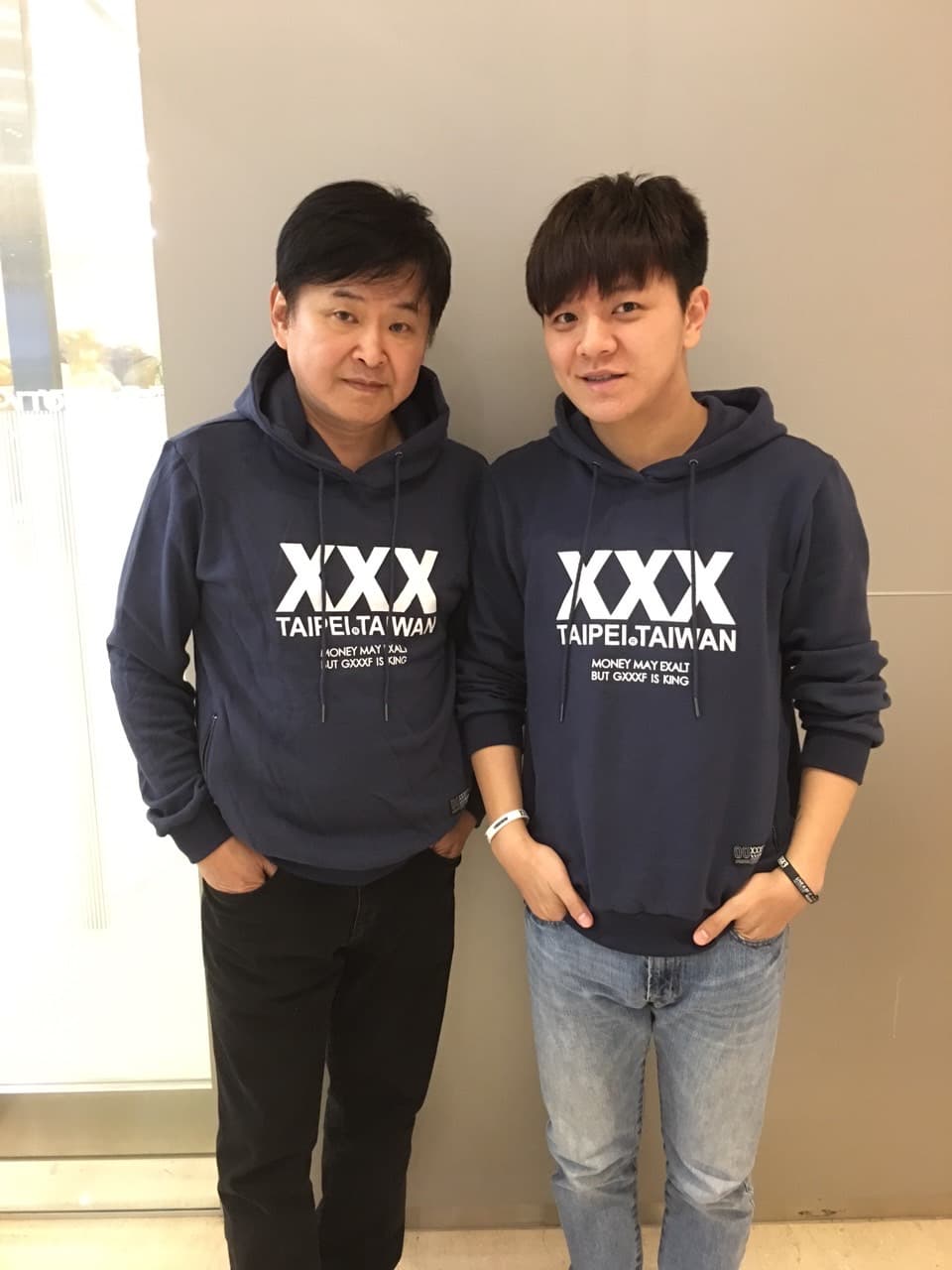 曾治豪伴賀一航病床旁悉心照料,化解父子多年隔閡。(曾志豪提供)