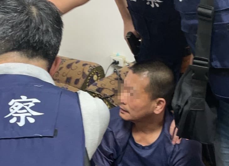 李嫌躲進養身館天花板內,一度掏槍想與警方駁火,所幸及時遭到制伏。
