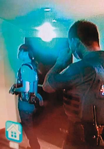 A小姐報案後,林口分局文林派出所派1男1女2名員警到場了解狀況。(讀者提供)