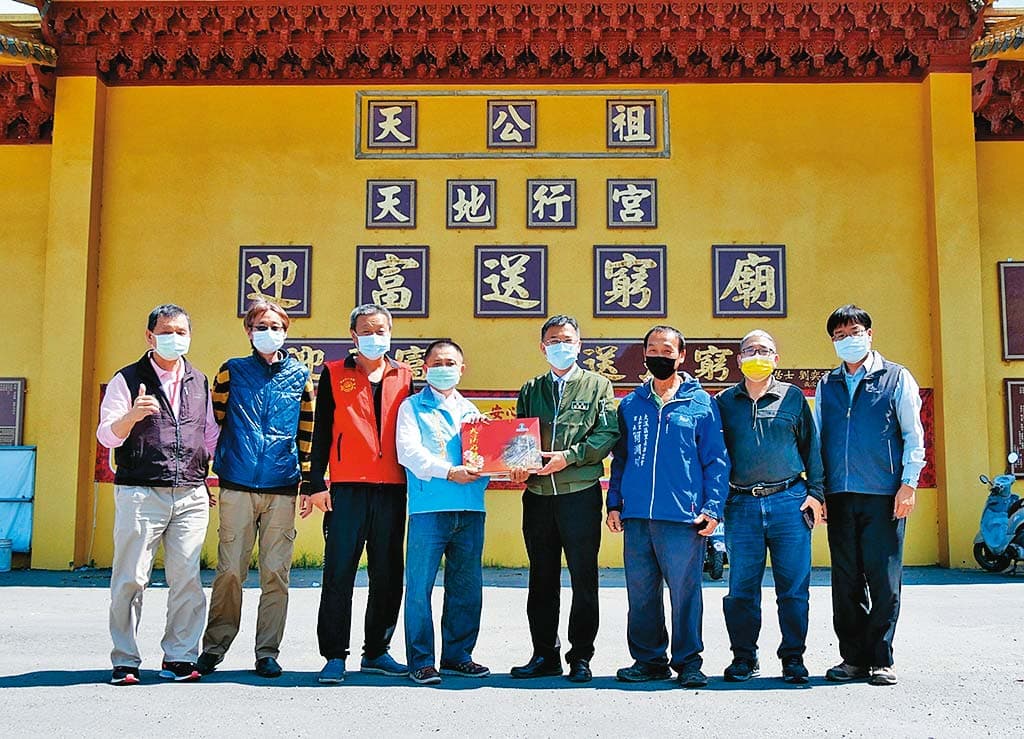 大溪迎富送窮廟頗負盛名。桃園大溪區長(右4)也曾參訪。(翻攝臉書)