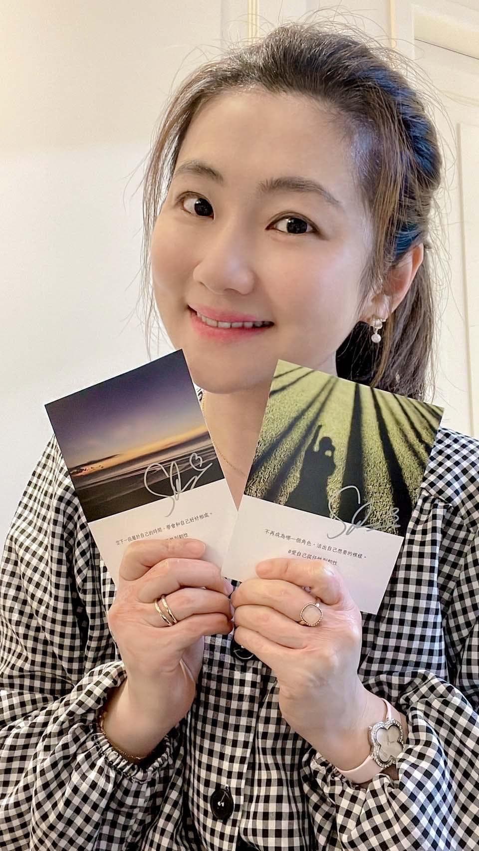 Selina認愛後,閃現幸福小臉人喜悅。(翻攝自selina臉書)
