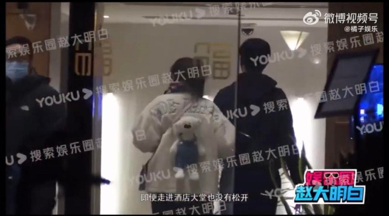 Selina和小7歲男友在中國大陸被拍到。(翻攝優酷)