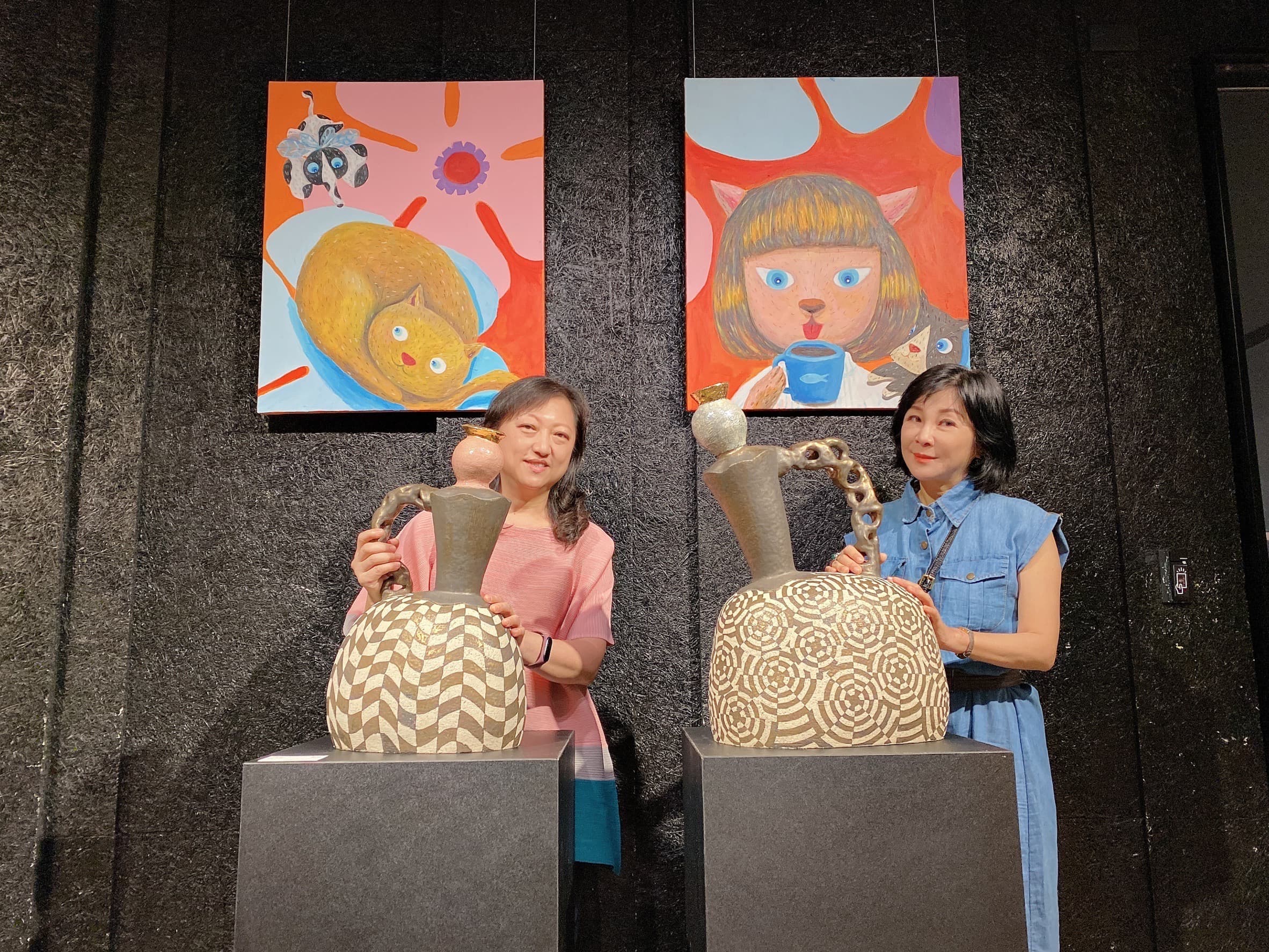 吳淡如(右)與陶藝家黃玉英(左)舉行聯合畫展。(吳淡如粉絲團)