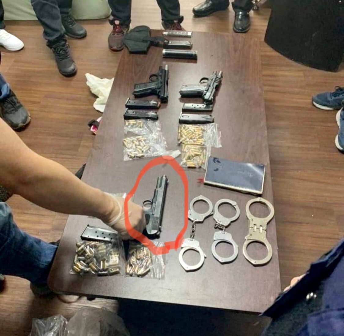 警方查扣槍手持有的3槍,驚見20年前黑幫最愛的大黑星手槍。(民眾提供)
