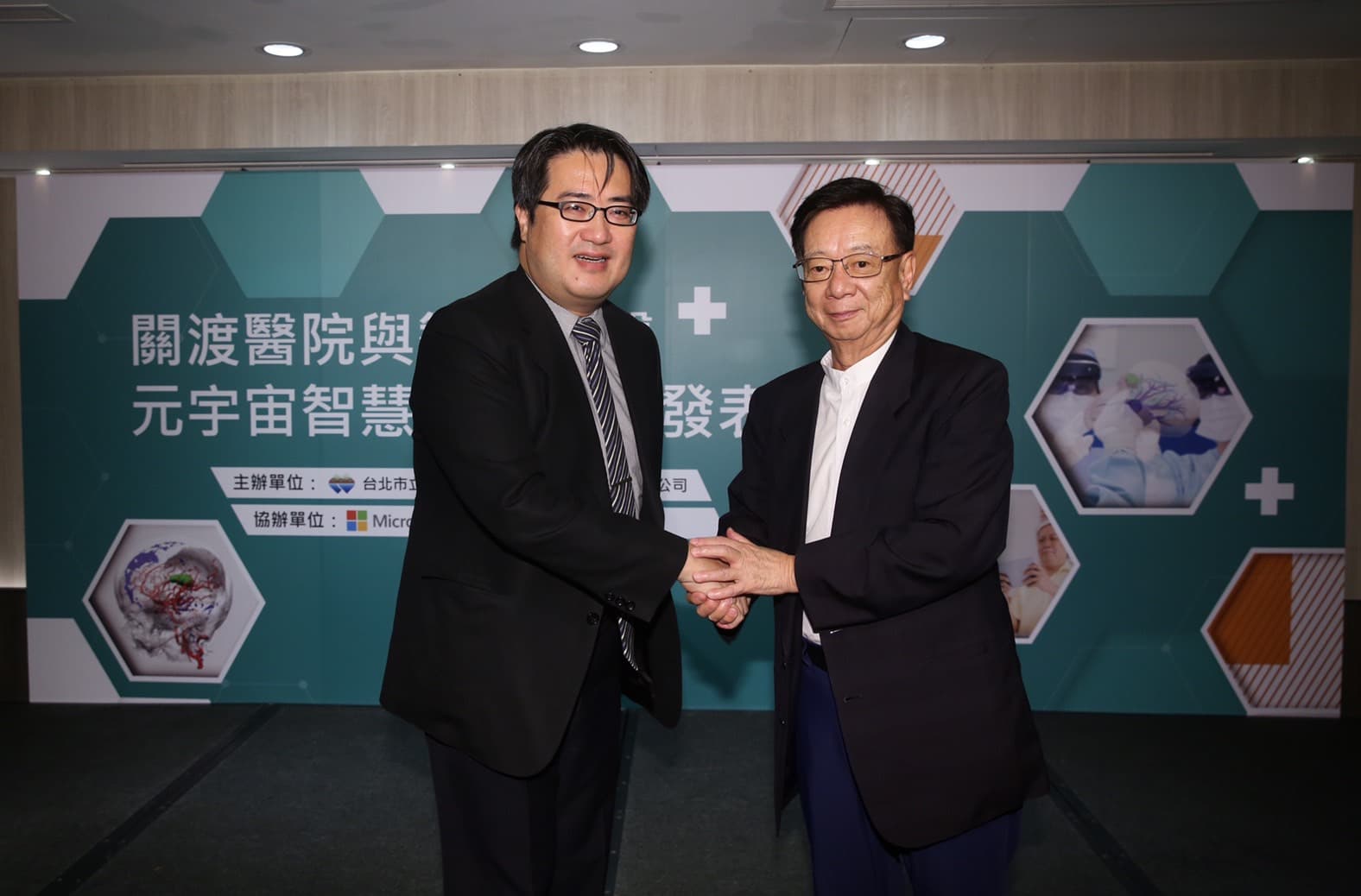 宣明智（右）與關渡醫院院長陳亮恭（左）。