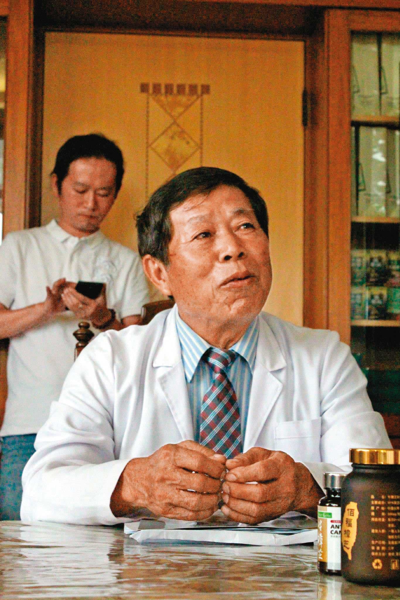 今年81歲的賴敏男在牛樟芝界舉足輕重,沒想到卻變成前員工槍殺的目標。(翻攝花花世界臉書)