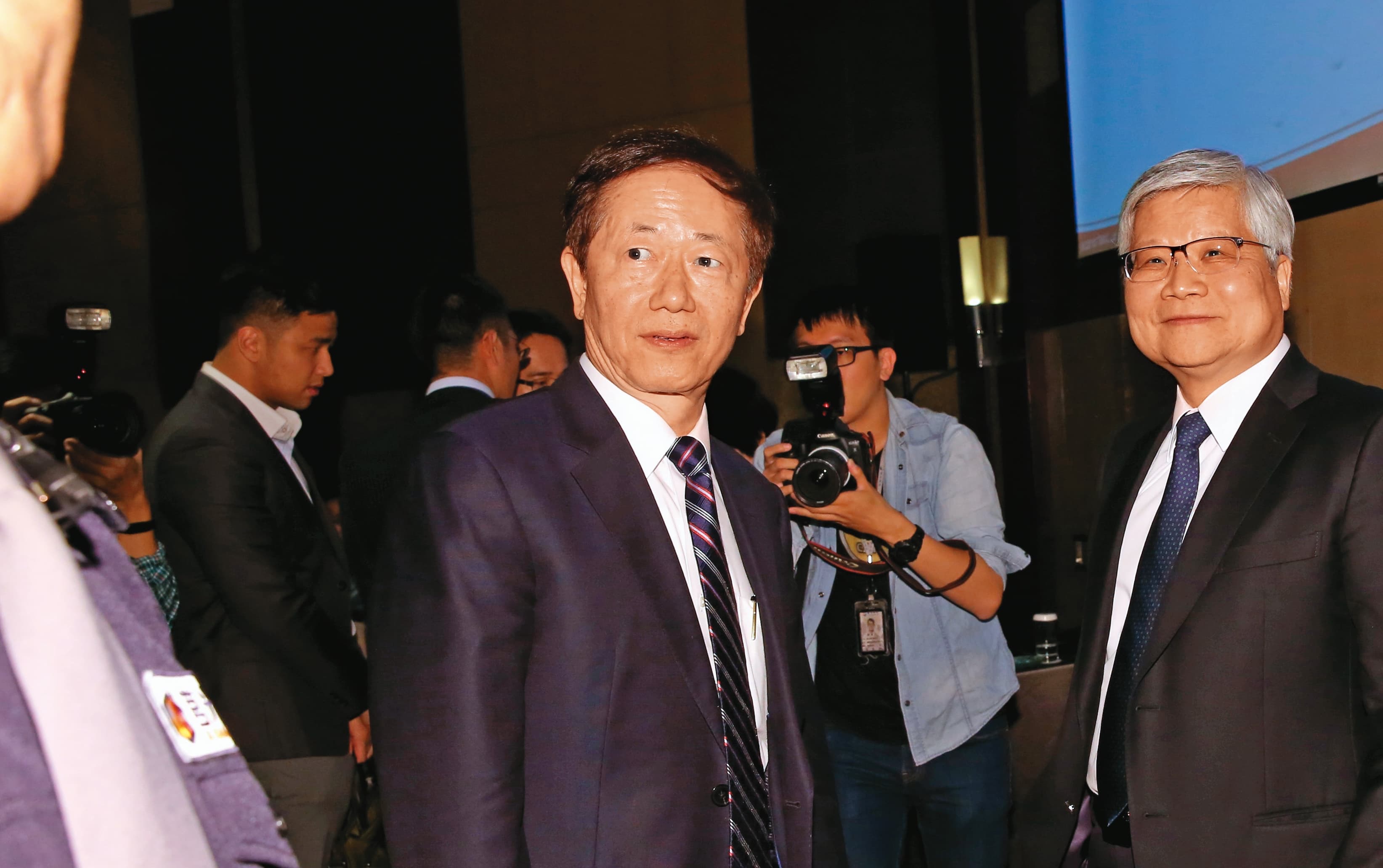 台積電總裁魏哲家(右)霸氣十足地說:「台積電產能利用率相當高,短期、長期展望都相當健康。」左為台積電共同執行長劉德音。