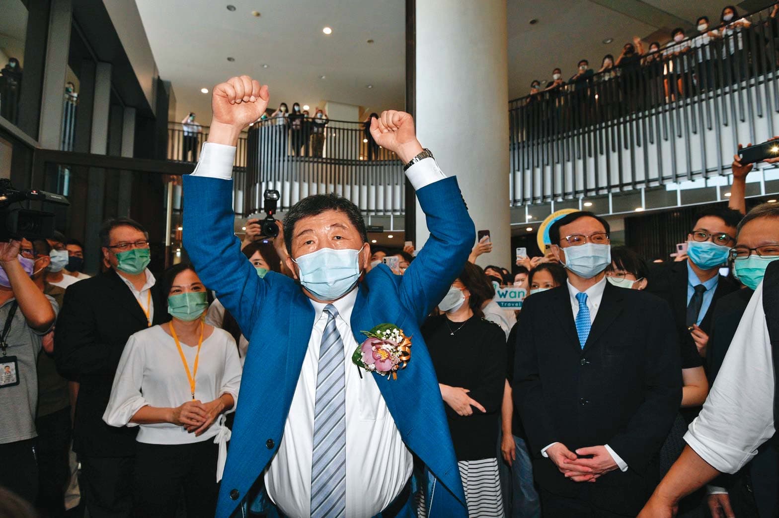 陳時中18日卸任衛福部長,他在交接典禮上說,自己已有新任務,盼大家惠賜1票。