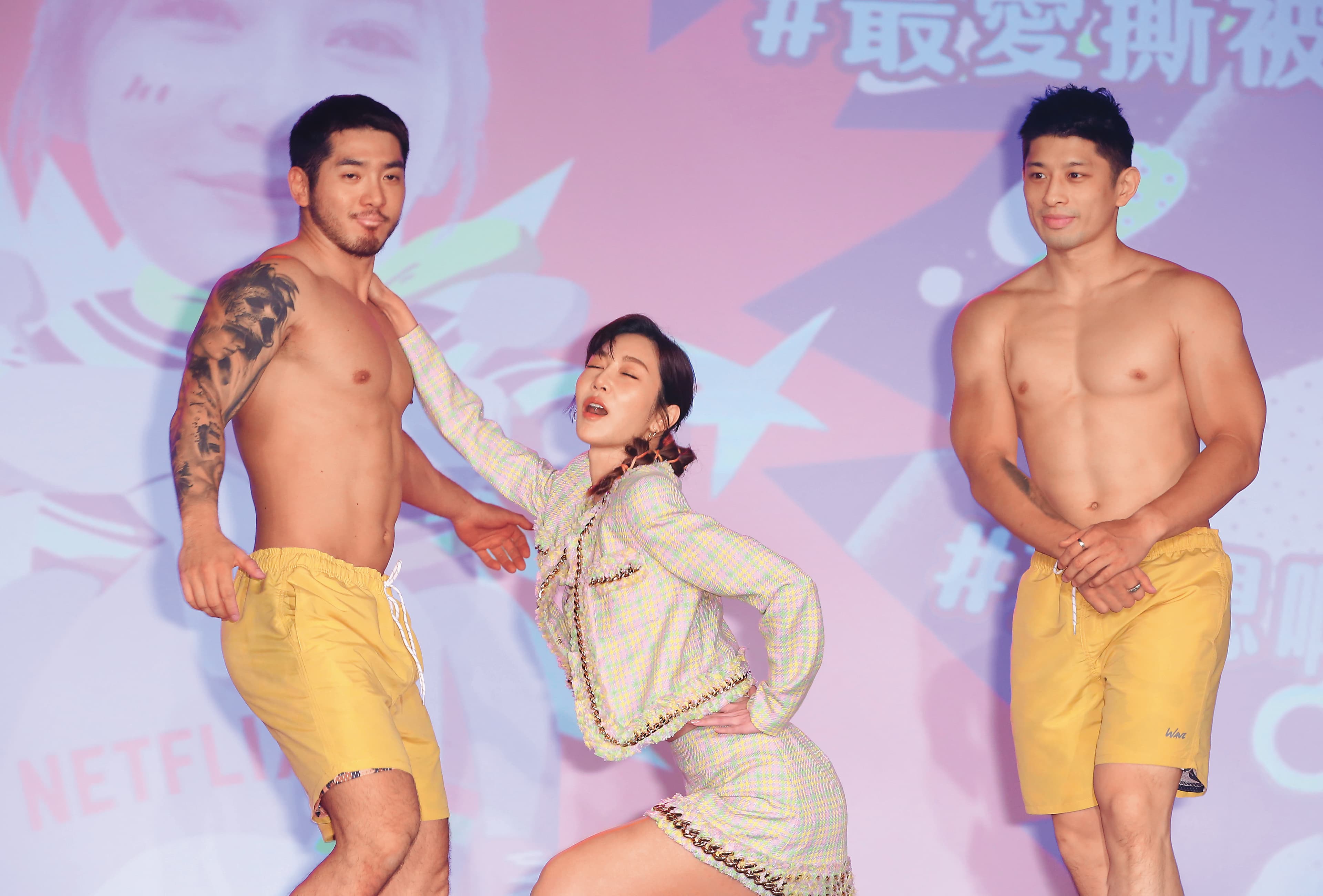 曾莞婷(中)在戲中飾演肉食女,有猛男伴遊,瞧她一臉陶醉、心花朵朵開。(轉圈)