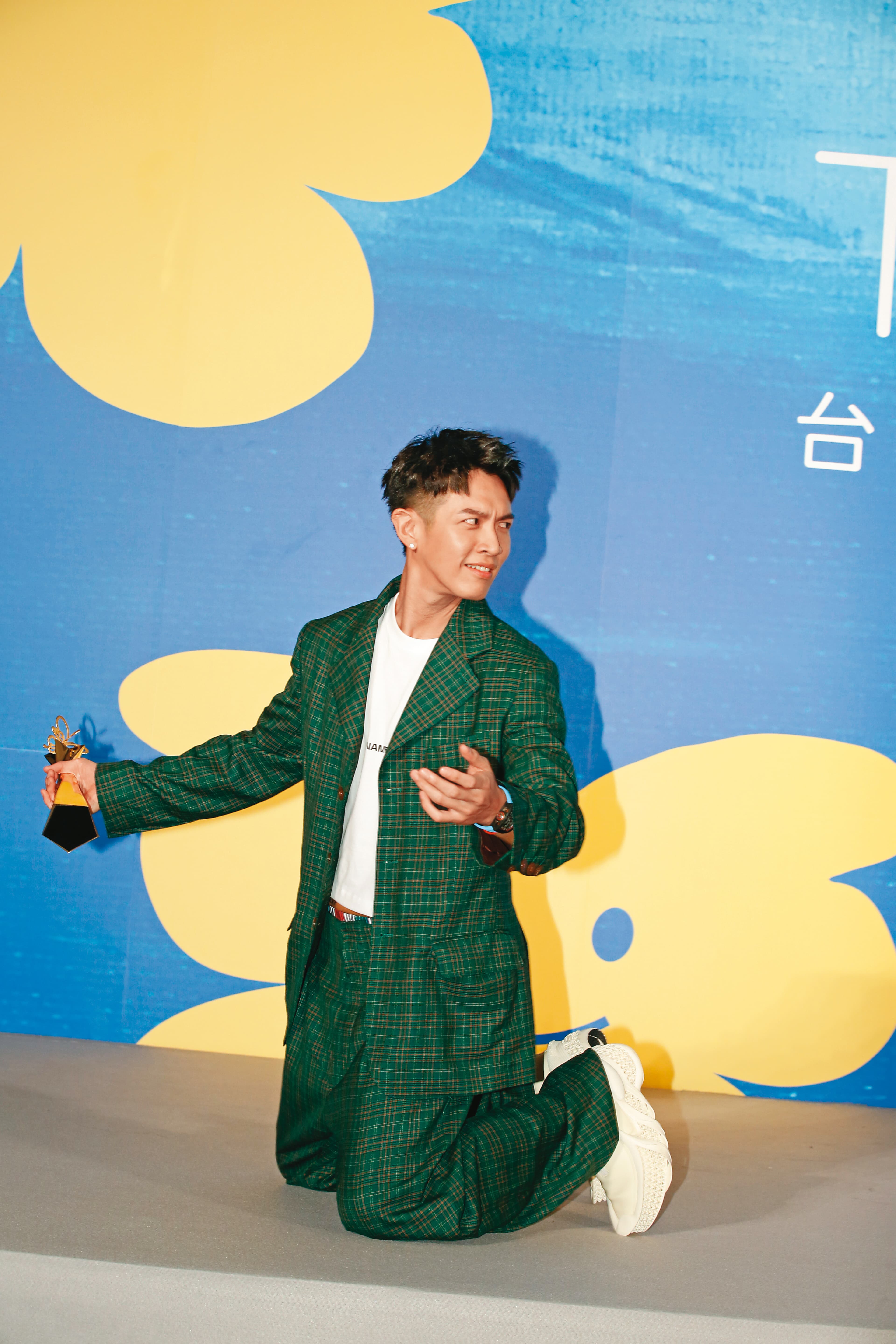 柯震東憑《月老》奪得台北電影獎影帝,聽到九把刀獲最佳導演,激動下跪。