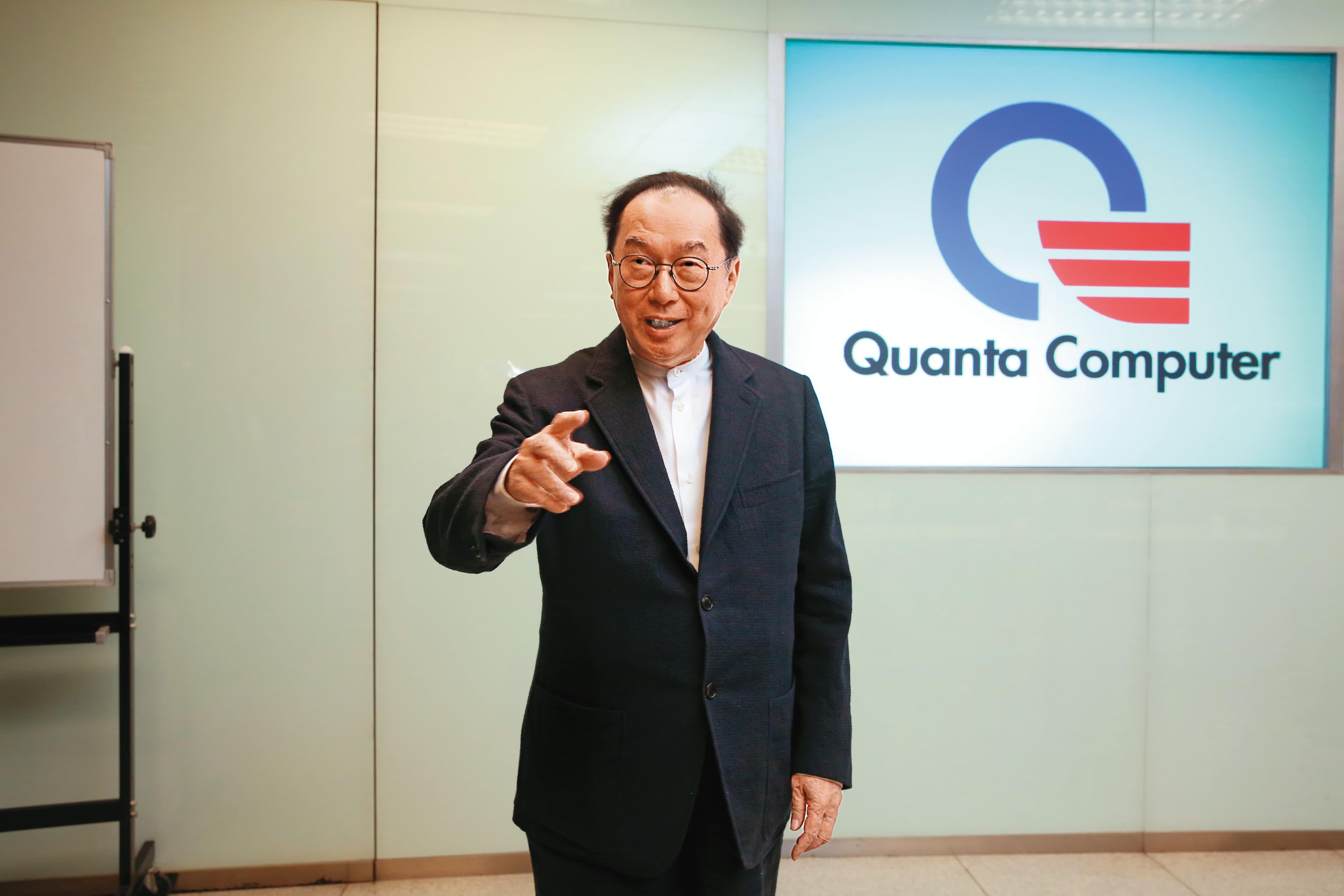 林百里出身香港貧民窟,來台考上台大電機系並研發台灣首部電腦,一手創立廣達電腦名列全球5百大富豪。