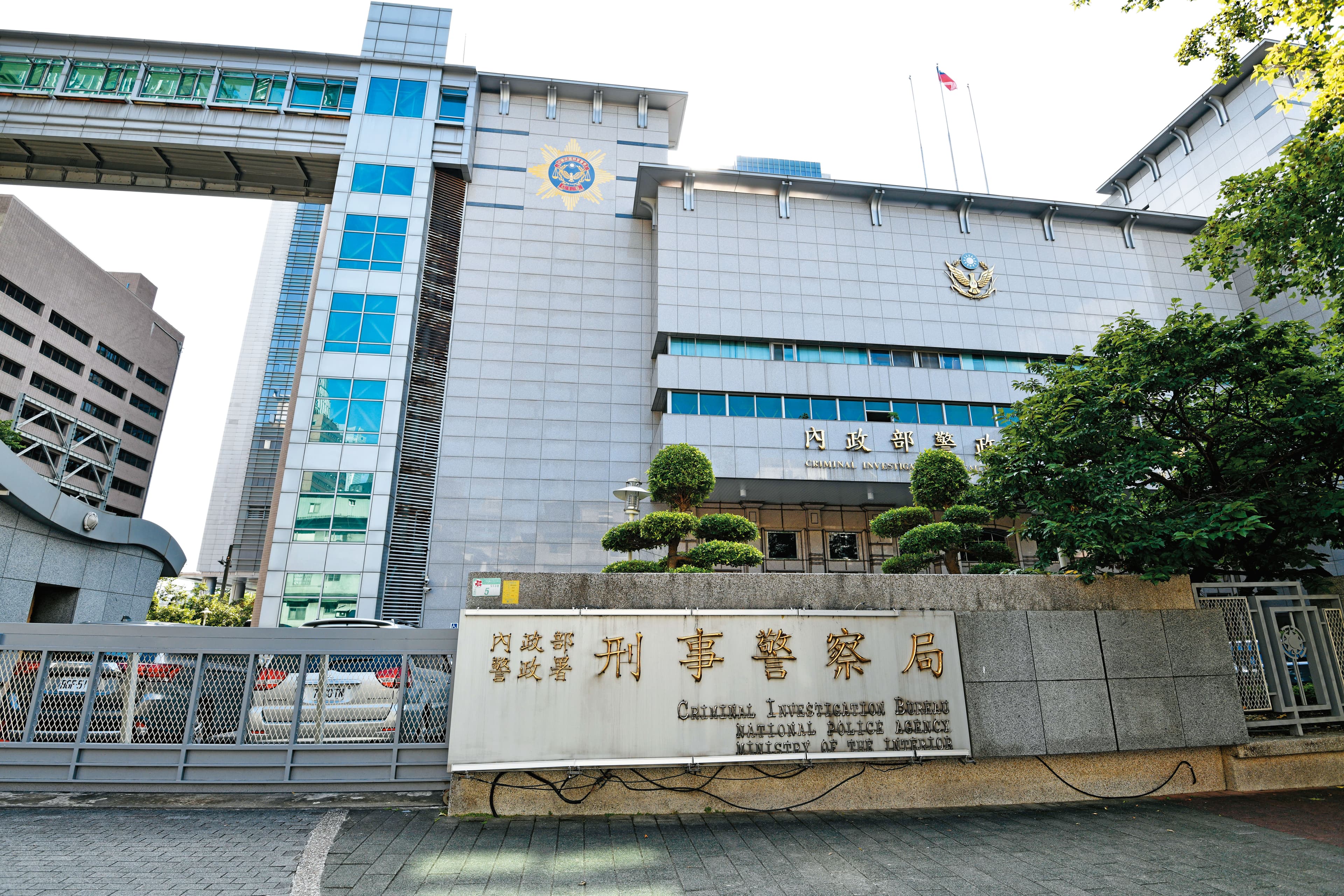 刑事局深入分析朱立安的海外金流,將她移送台北地檢署複訊,已由法院裁定羈押禁見。